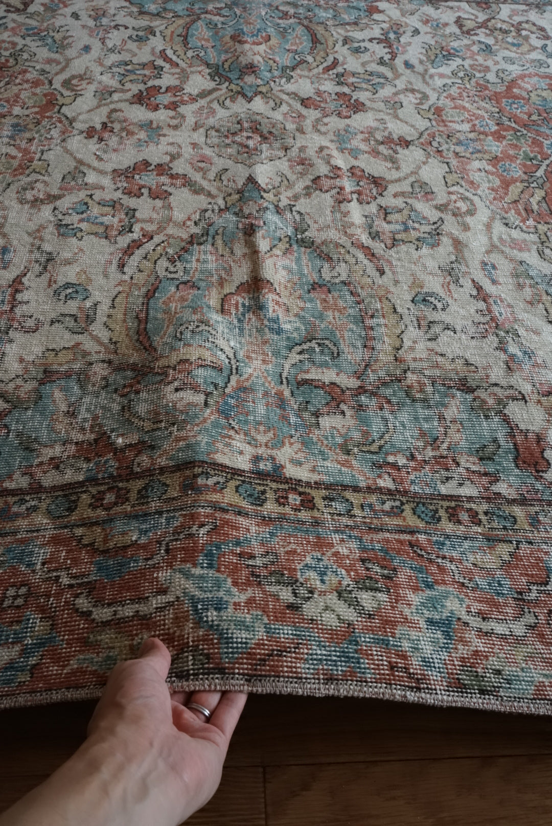 Türkiye Old Isparta Beige , Bric Red , Saxe Blue Flower 1970年代 286 × 189 cm No.TR25506 / 国内送料無料・羊毛手織り絨毯