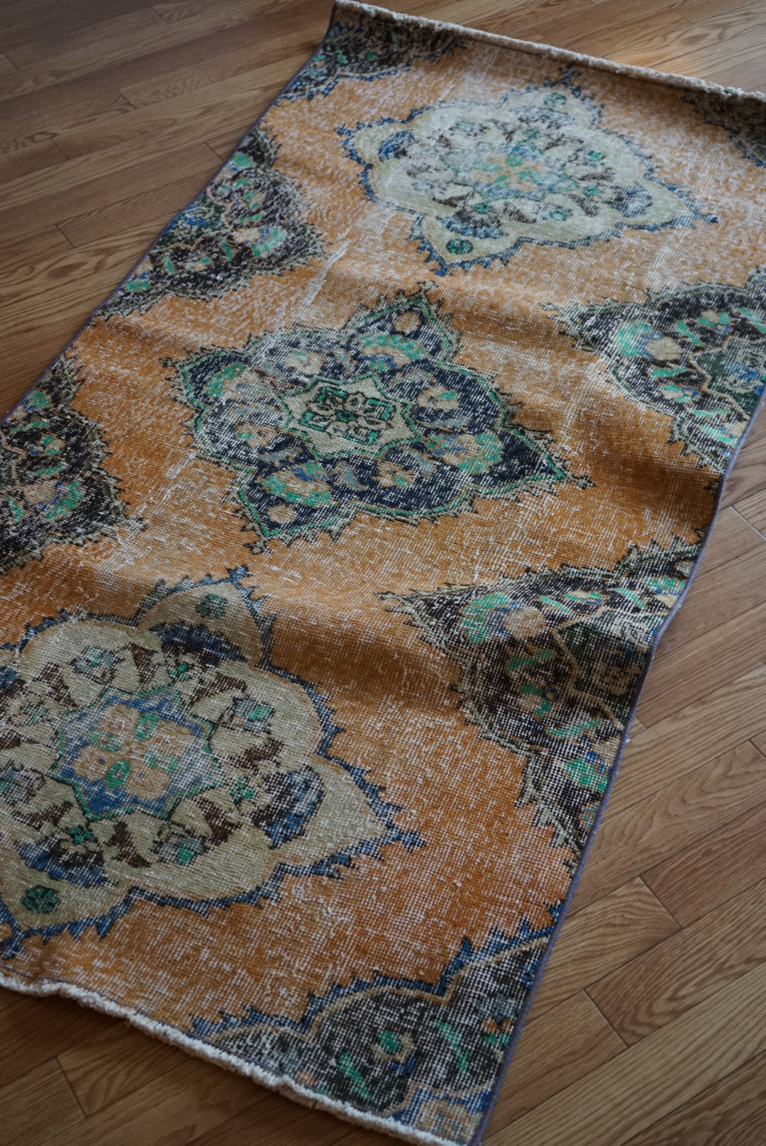 Türkiye Old Isparta Orange Flower 1970年代 186 × 97 cm No.TR25517 / 国内送料無料・羊毛手織り絨毯