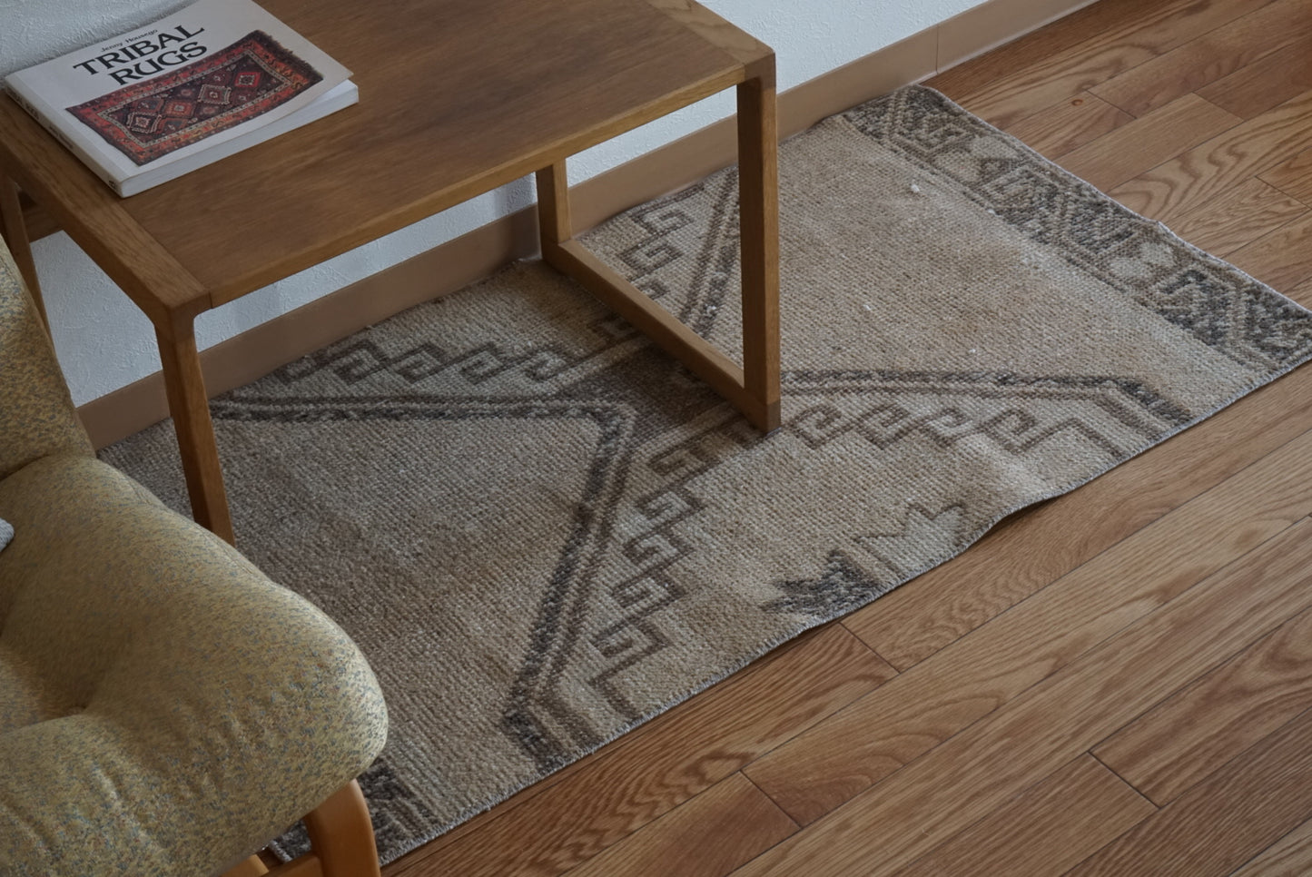 Türkiye Old Oushak Beige 1970年代 105.5 × 57 cm No.TR25513 / 国内送料無料・羊毛手織り絨毯