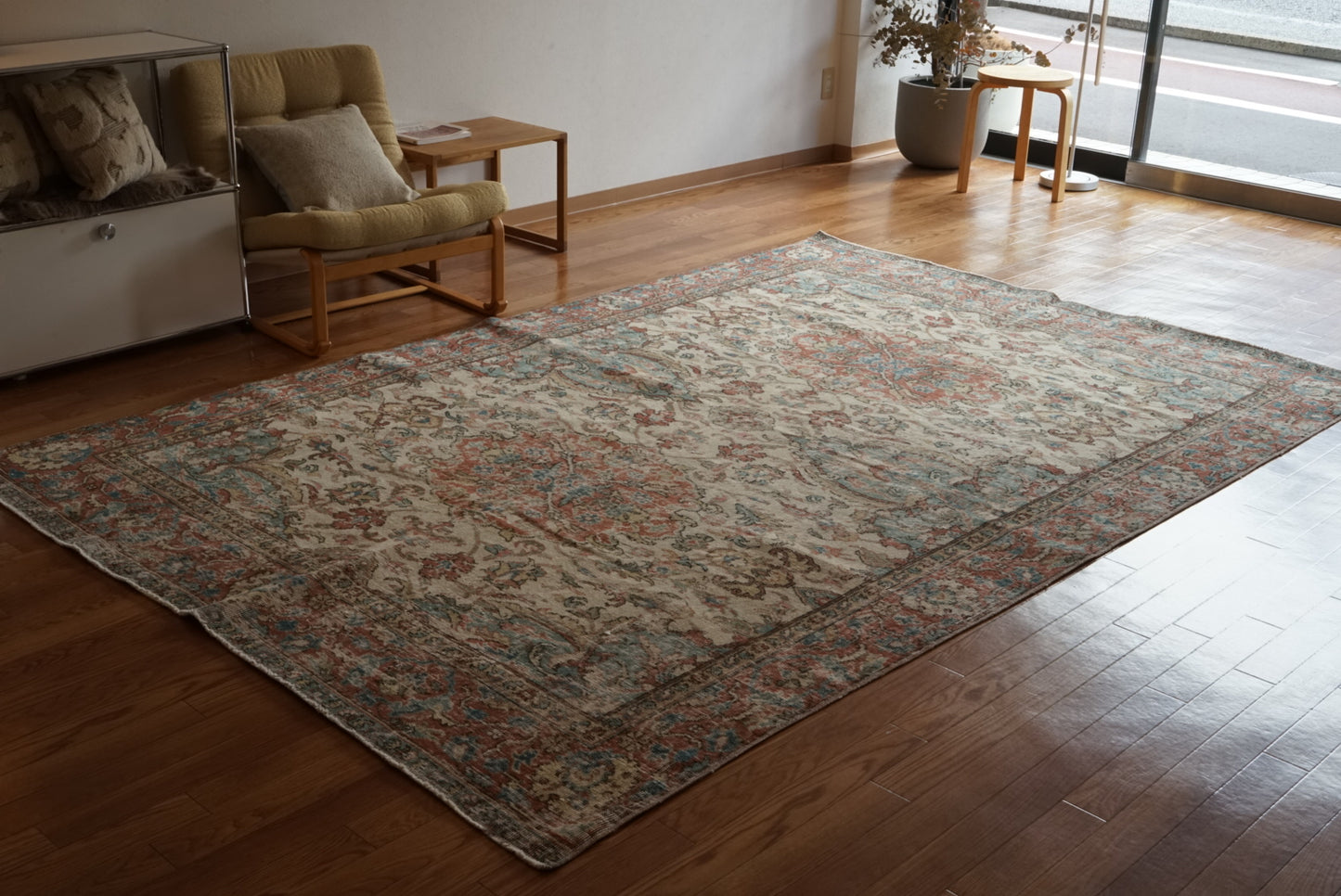 Türkiye Old Isparta Beige , Bric Red , Saxe Blue Flower 1970年代 286 × 189 cm No.TR25506 / 国内送料無料・羊毛手織り絨毯