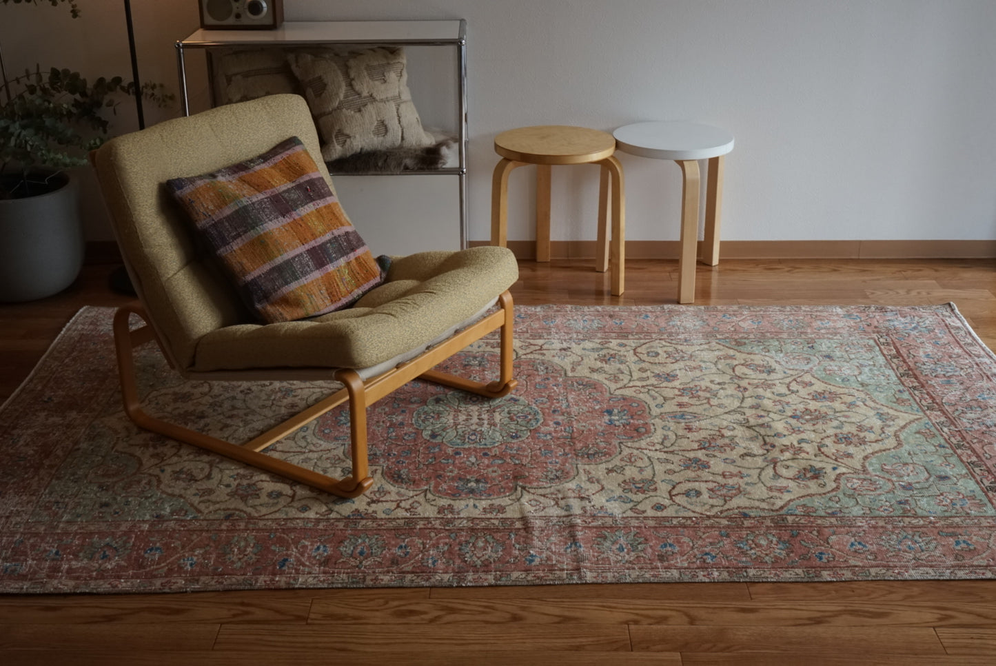 Türkiye Old Isparta Beige , Red , Green Medallion 1960年代 244 × 142 cm No.TR25455