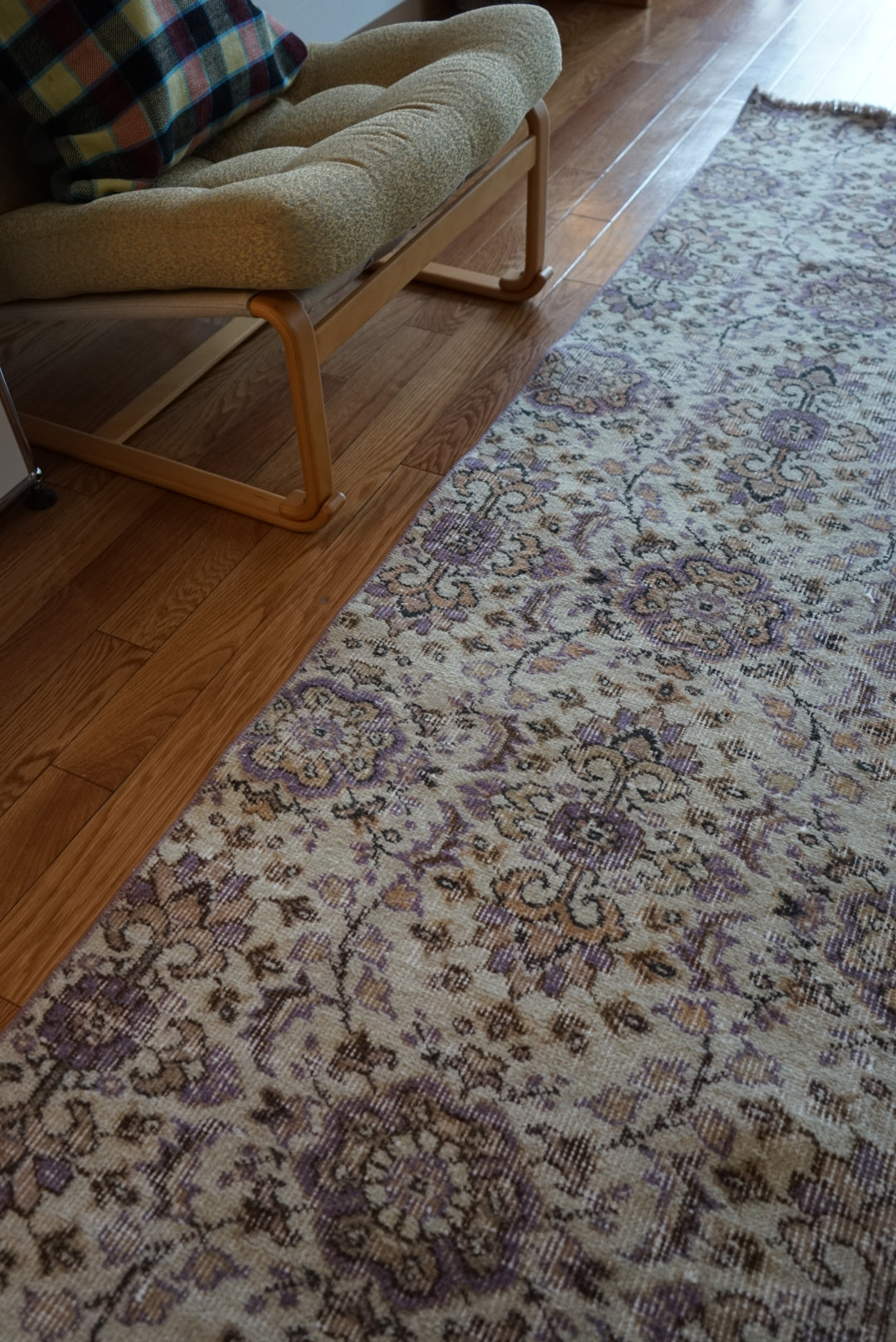 Türkiye Old Isparta Beige ,  Purple Flower 1970年代 226 × 120 cm No.TR25518 / 国内送料無料・羊毛手織り絨毯