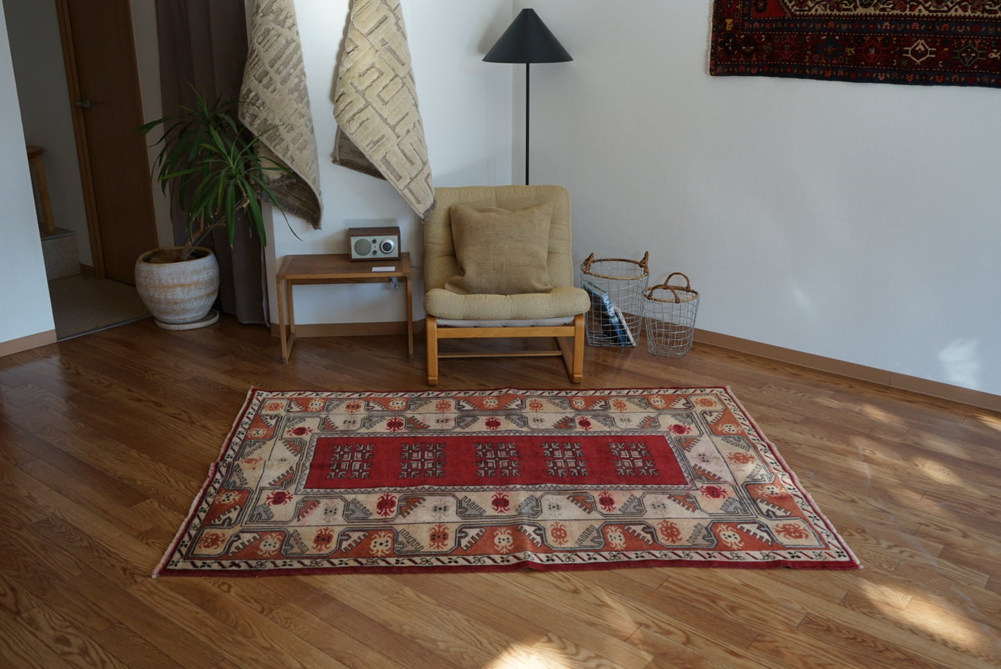 Türkiye Old Anatoria Beige , Red 1960年代 178 × 123 cm No.TR25552 / 国内送料無料・羊毛手織り絨毯