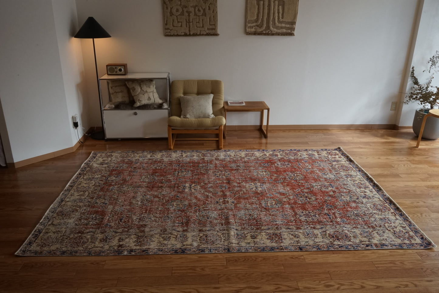 Türkiye Old Isparta Red , Blue Flower Medallion 1970年代 272.5 × 176.5 cm No.TR25508 / 国内送料無料・羊毛手織り絨毯