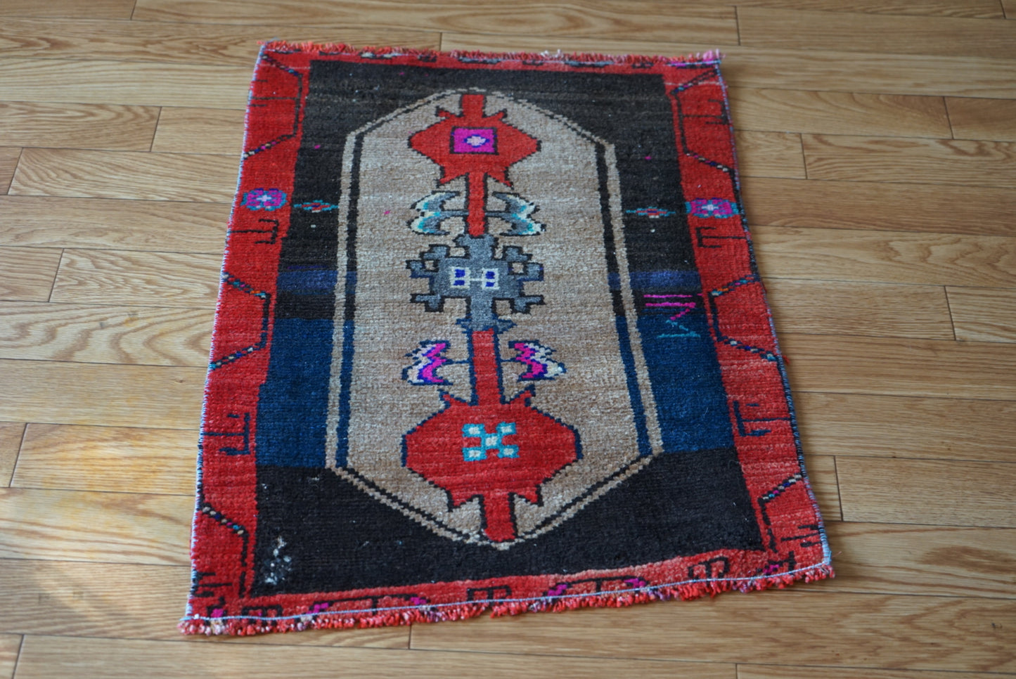 Türkiye Old Oushak Red , Beige , Black 1970年代 72.5 × 52 cm No.TR25545 / 国内送料無料・羊毛手織り絨毯