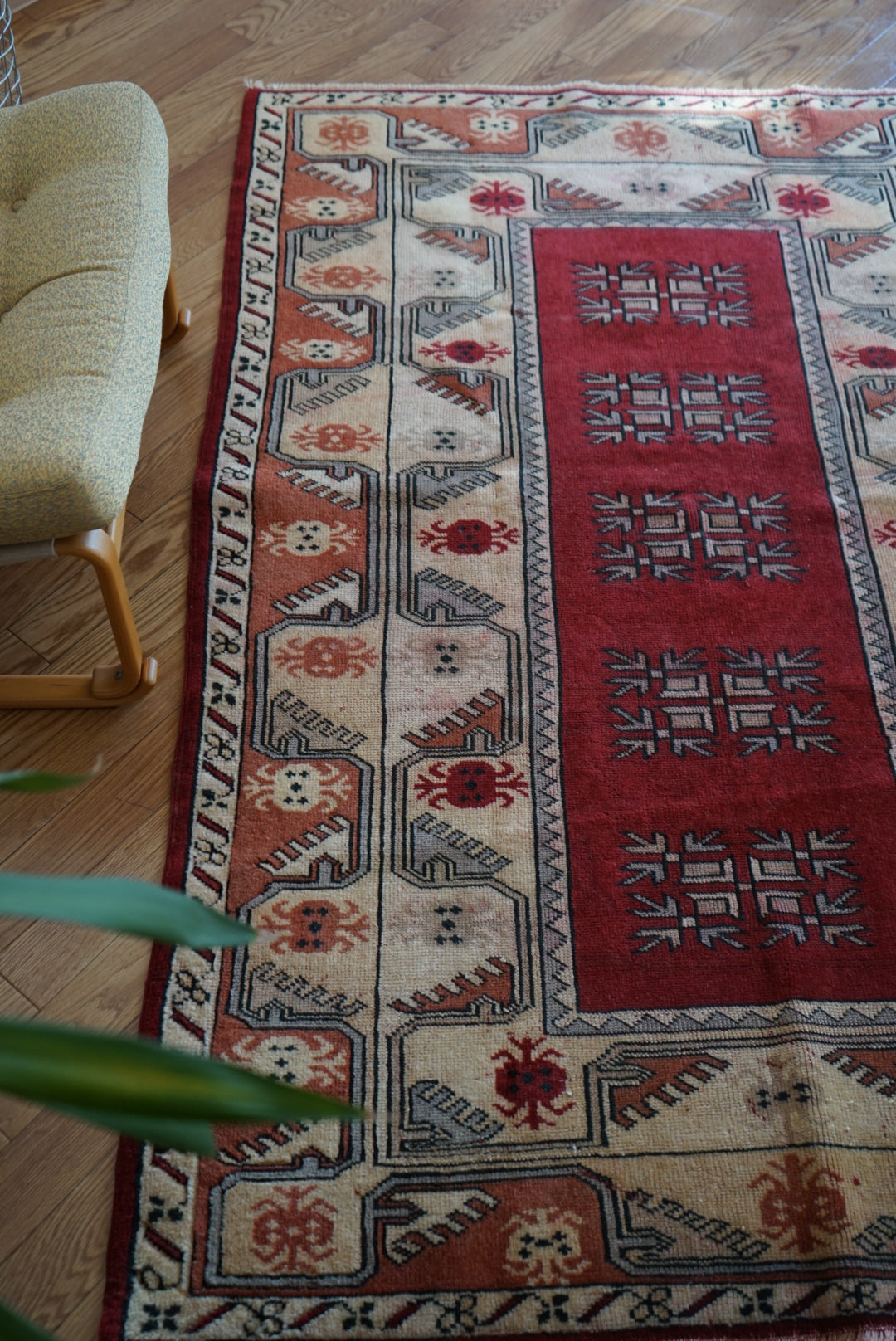 Türkiye Old Anatoria Beige , Red 1960年代 178 × 123 cm No.TR25552 / 国内送料無料・羊毛手織り絨毯