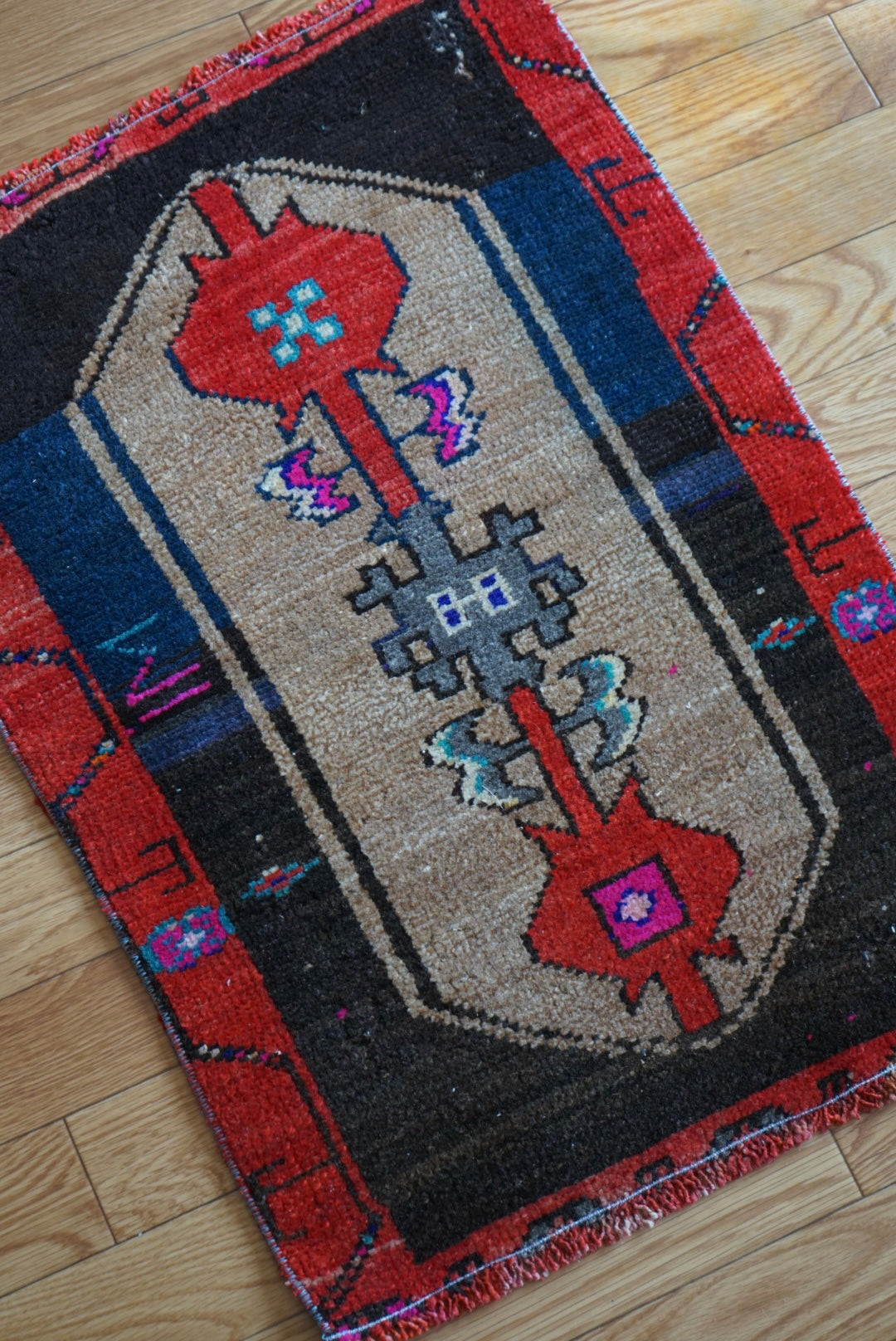 Türkiye Old Oushak Red , Beige , Black 1970年代 72.5 × 52 cm No.TR25545 / 国内送料無料・羊毛手織り絨毯