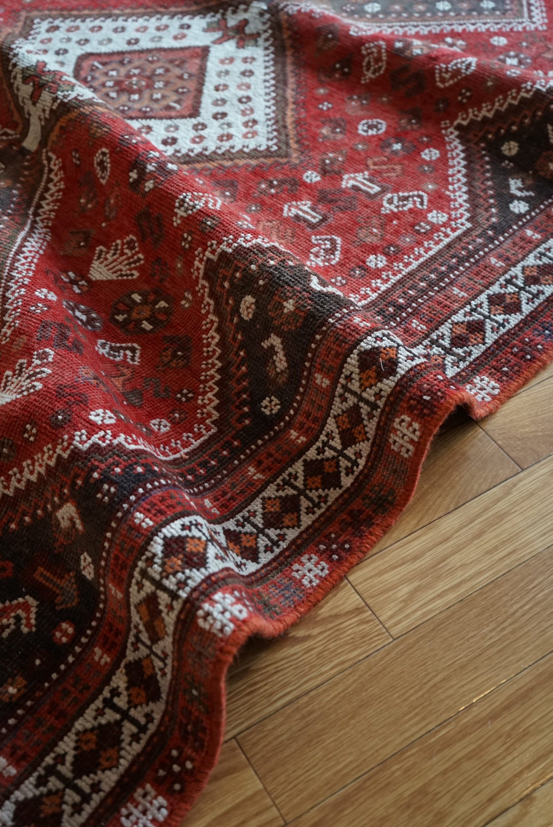 店頭販売 Türkiye Old Persia Design Red , Black 1960年代 263 × 145 cm No.TR25515 / 国内送料無料・羊毛手織り絨毯