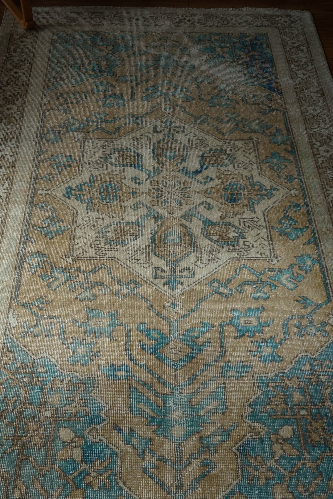 Türkiye Old Oushak Beige , Blue , Medallion 1960年代 227 × 132cm No.TR25454
