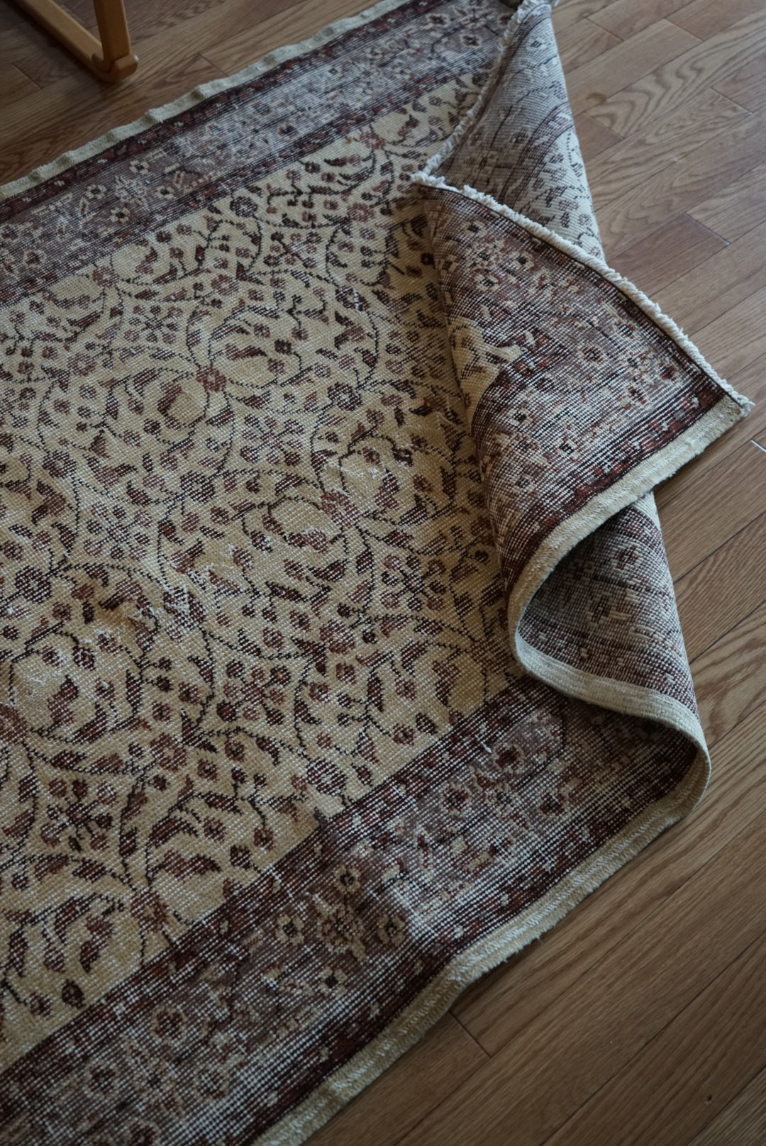 Türkiye Old Isparta Beige ,  Azuki Color Flower 1970年代 198.5 × 117 cm No.TR25519 / 国内送料無料・羊毛手織り絨毯
