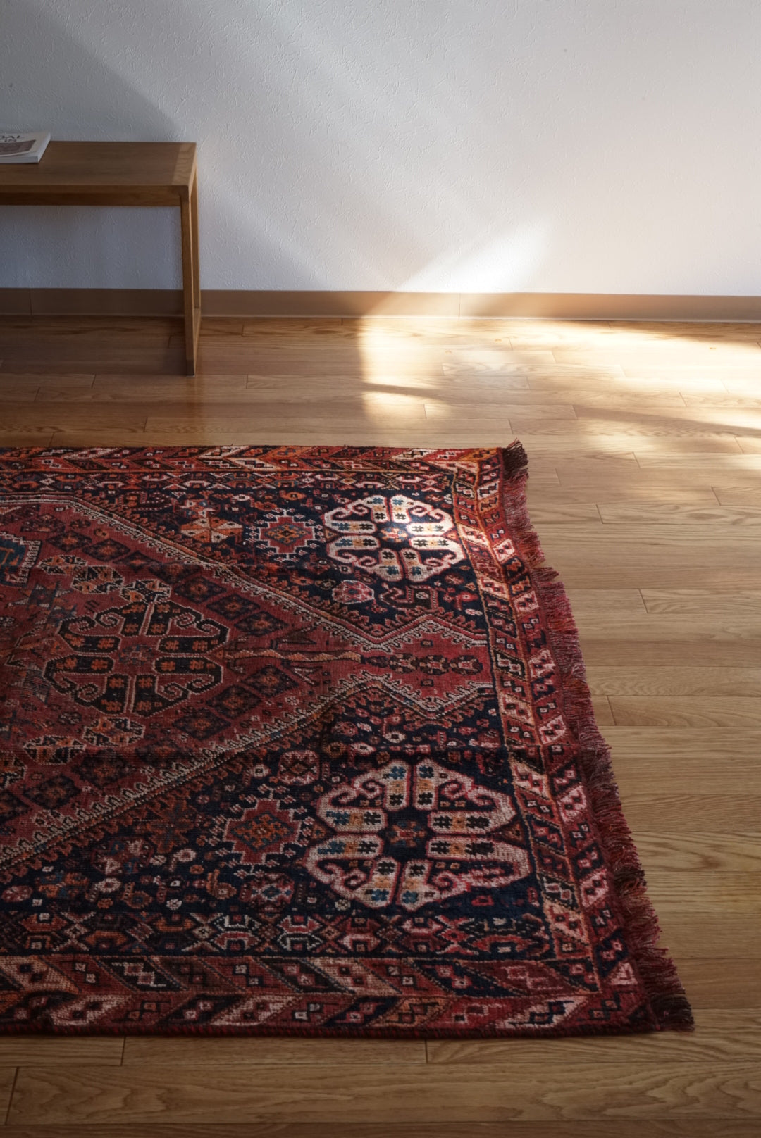 店頭販売 IRAN ANTIQUE SHIRAZ QASHQAI HEYBATLO 1880年代 235 × 148 cm / 国内送料無料・羊毛手織り絨毯