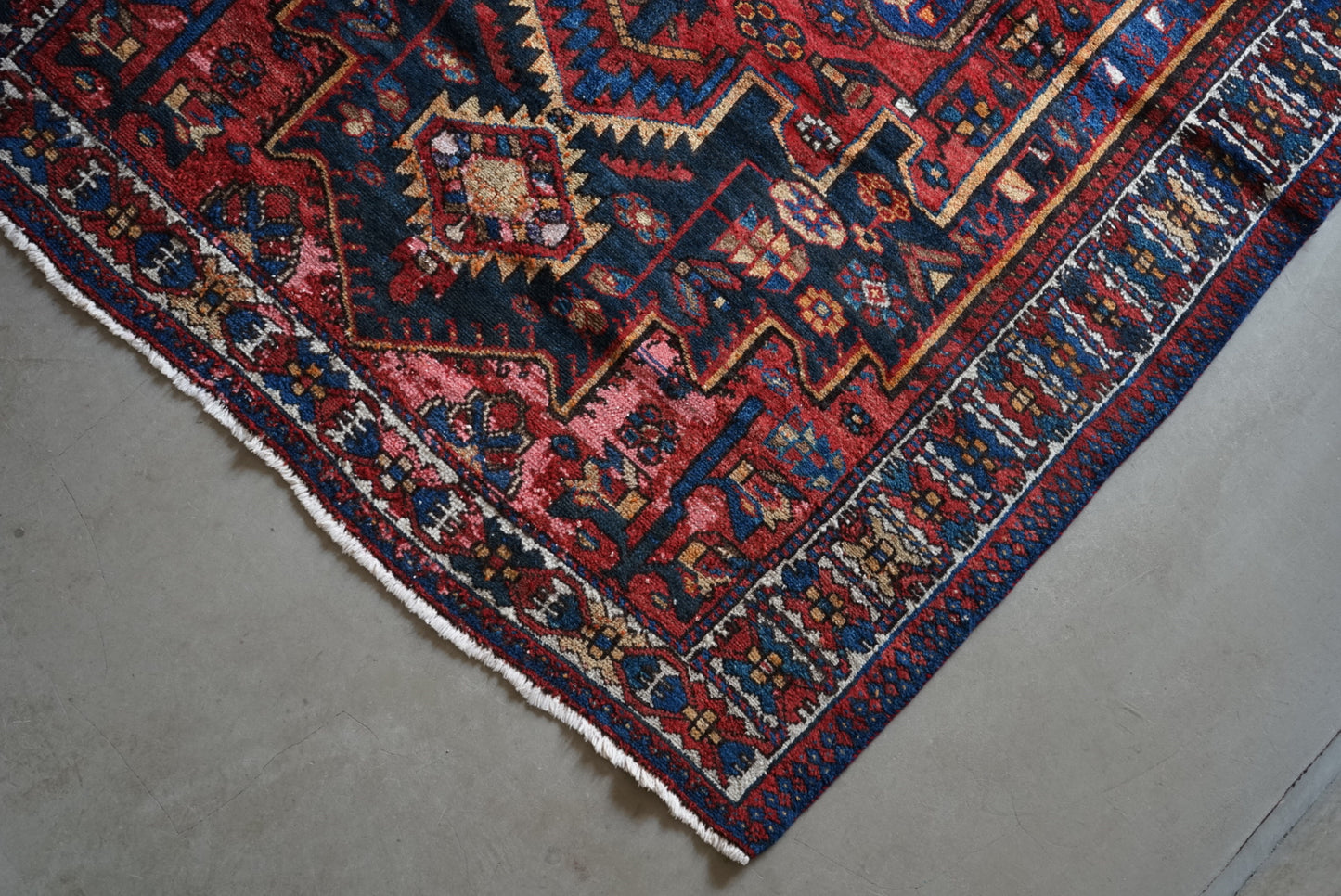 店頭販売 IRAN ANTIQUE BAKHTIARI 
1930年代 203 × 151 cm