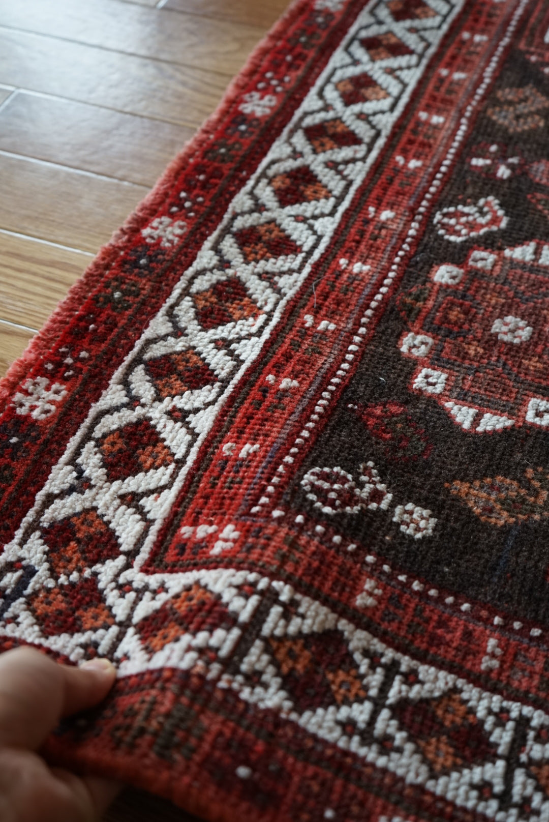 店頭販売 Türkiye Old Persia Design Red , Black 1960年代 263 × 145 cm No.TR25515 / 国内送料無料・羊毛手織り絨毯