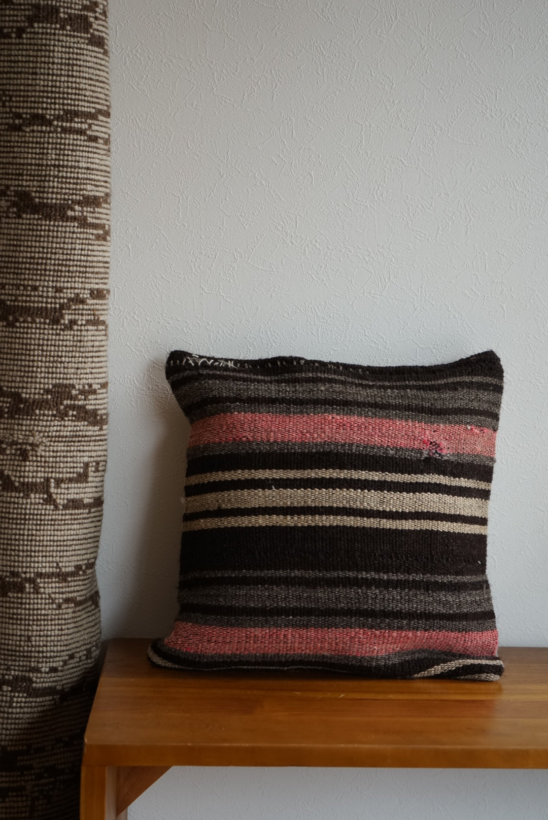 Türkiye Old Kilim Cushion Cover Pink , Black , Glay Mix Color Border Design 50 × 50 cm No.TR25526 / 国内送料無料・羊毛手織りキリム