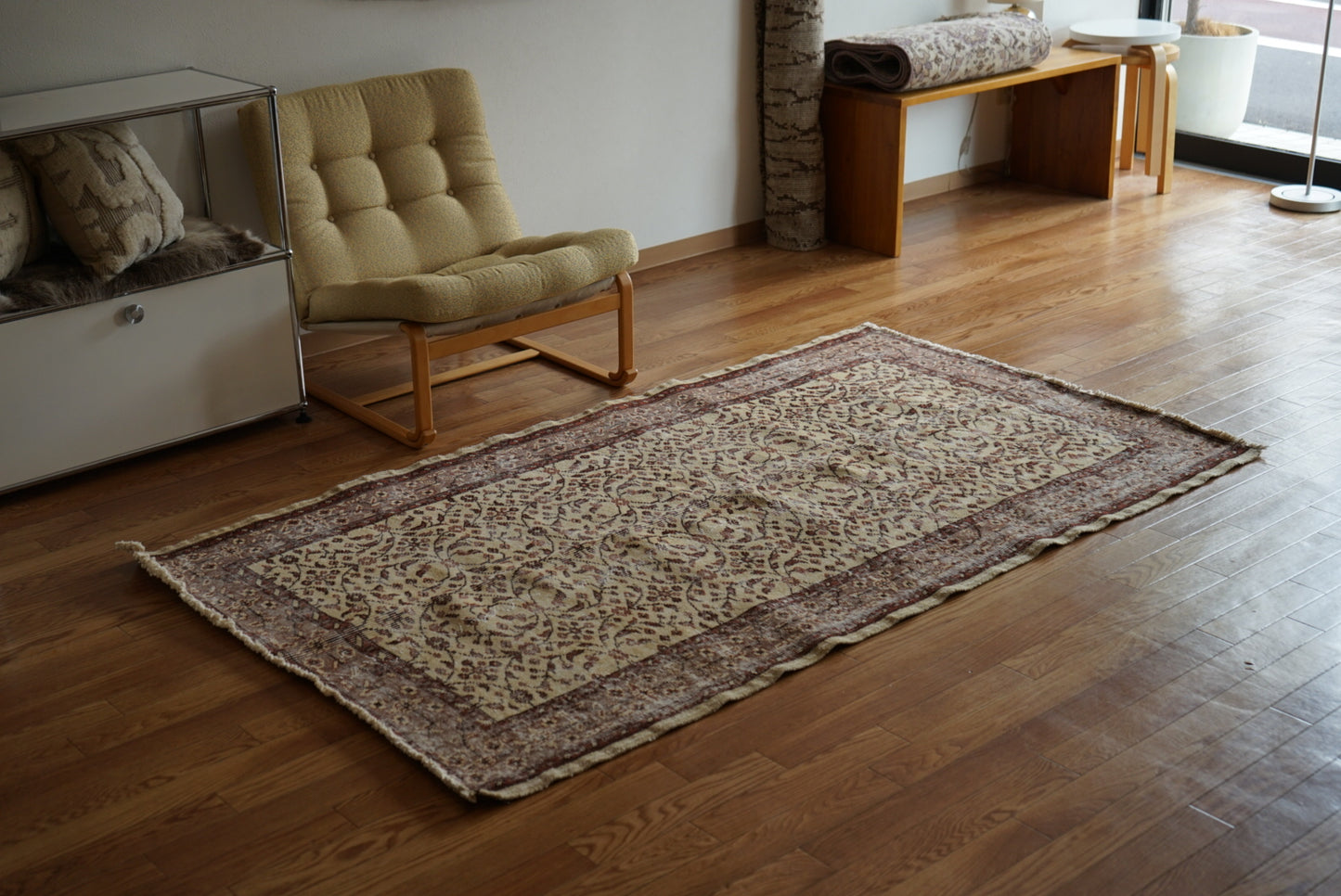 Türkiye Old Isparta Beige ,  Azuki Color Flower 1970年代 198.5 × 117 cm No.TR25519 / 国内送料無料・羊毛手織り絨毯