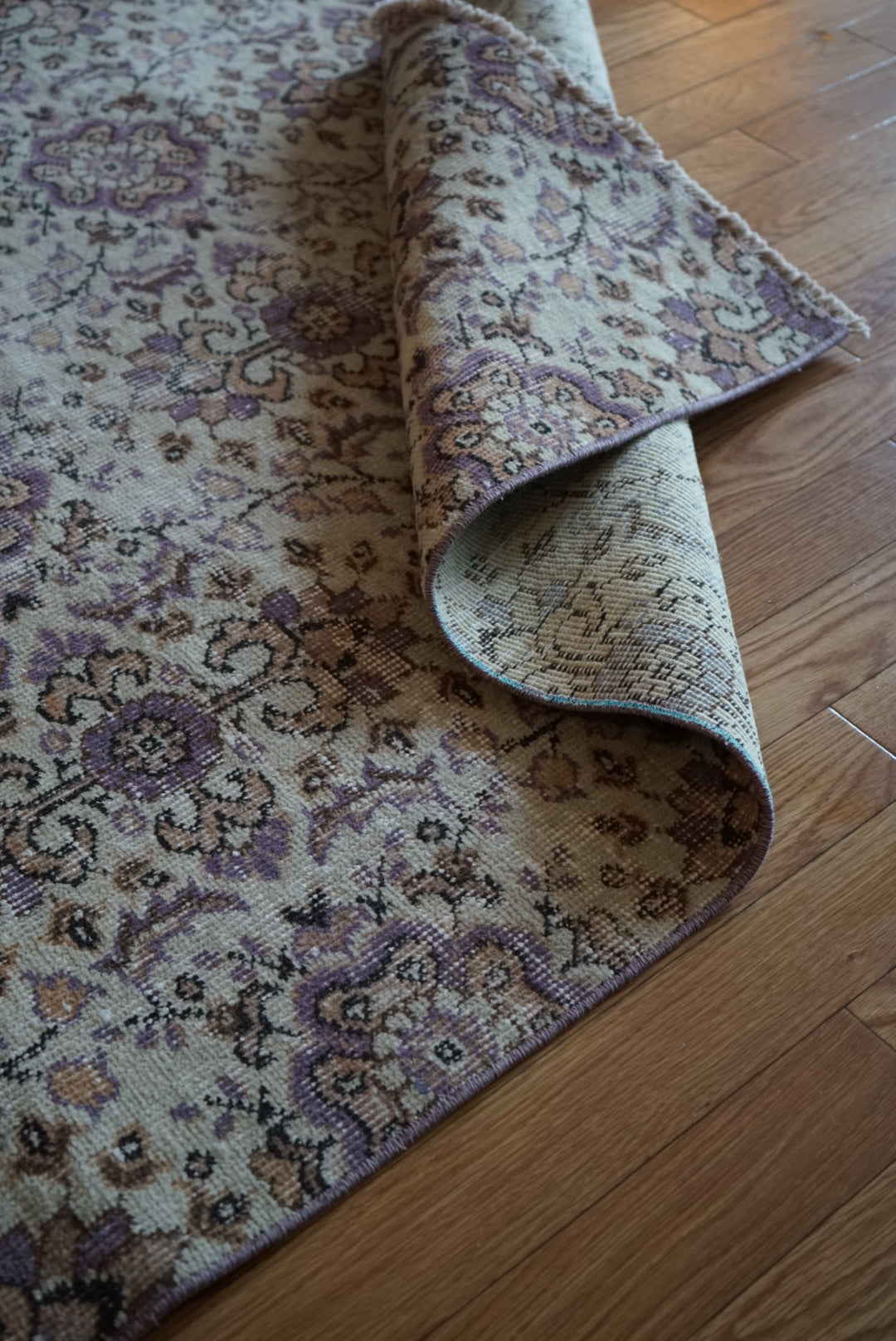 Türkiye Old Isparta Beige ,  Purple Flower 1970年代 226 × 120 cm No.TR25518 / 国内送料無料・羊毛手織り絨毯