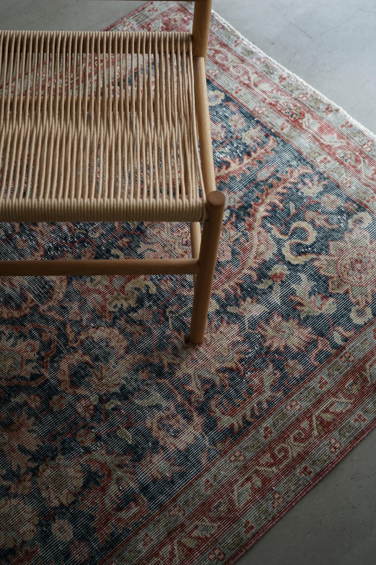 TURKEY OLD ISPARTA NAVY FLORAL 1970年代 207 × 114 cm No.TR25176