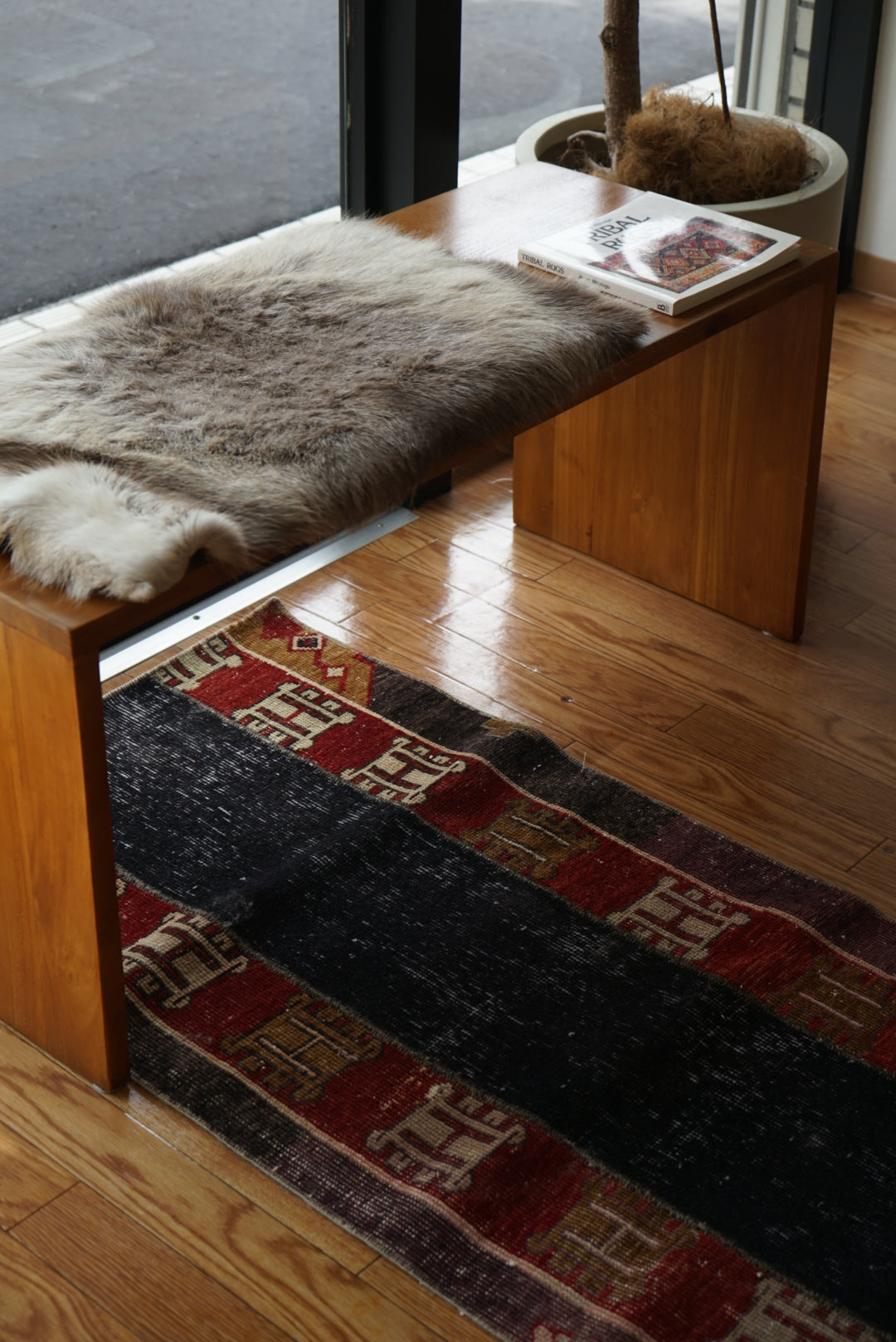Türkiye Old Oushak Black , Red Patchwork Runner 1970年代 109 × 61.5 cm No.TR25421