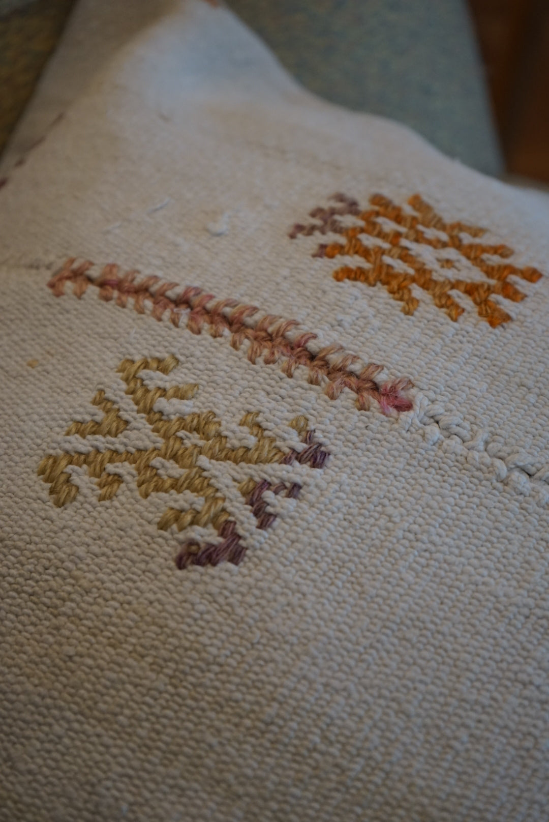 Türkiye Old Kilim Cushion Cover Ivory , Beige , Orange Tribal Patchwork Design 45 × 45 cm No.TR25570 / 送料無料・羊毛手織りキリム