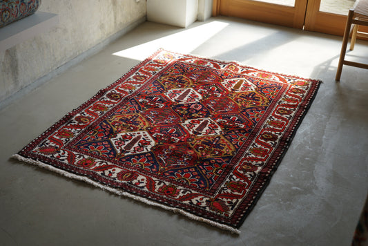 IRAN OLD BAKHTIARI SAMAVARI
1950年代 150 × 114 cm / 4'9 × 3'7" ft