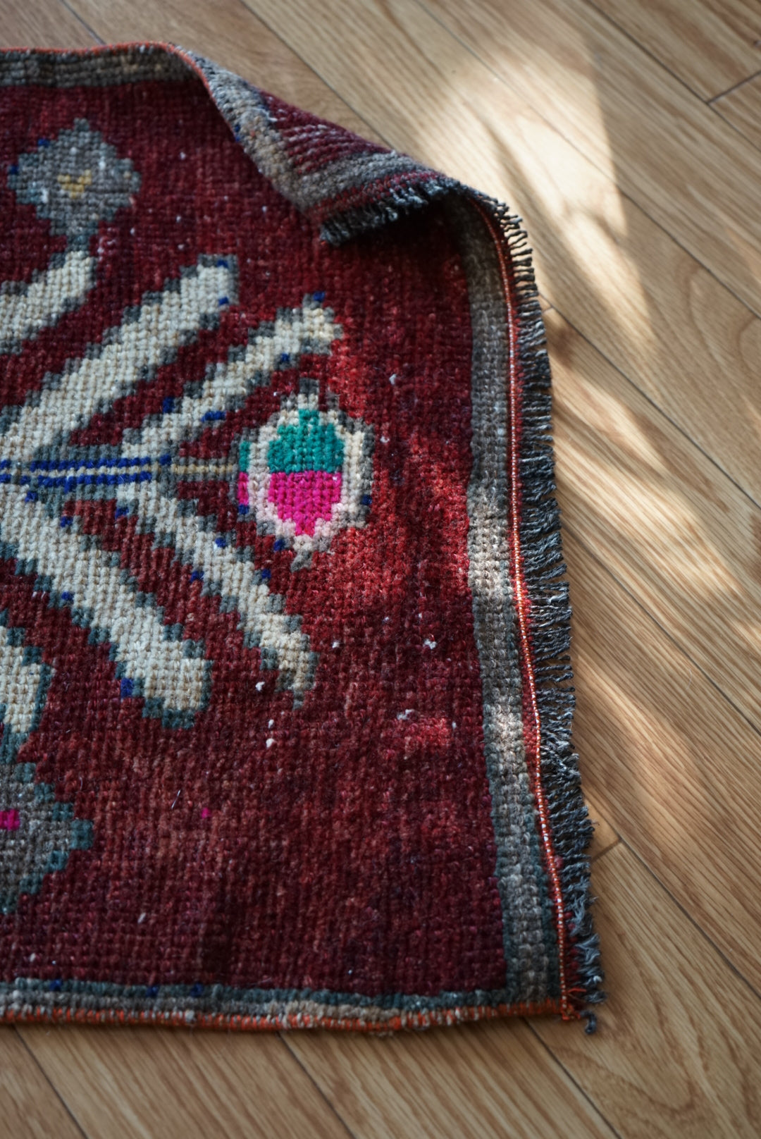 Türkiye Old Oushak Wine Red Flower 1970年代 111 × 49 cm No.TR25538 / 国内送料無料・羊毛手織り絨毯
