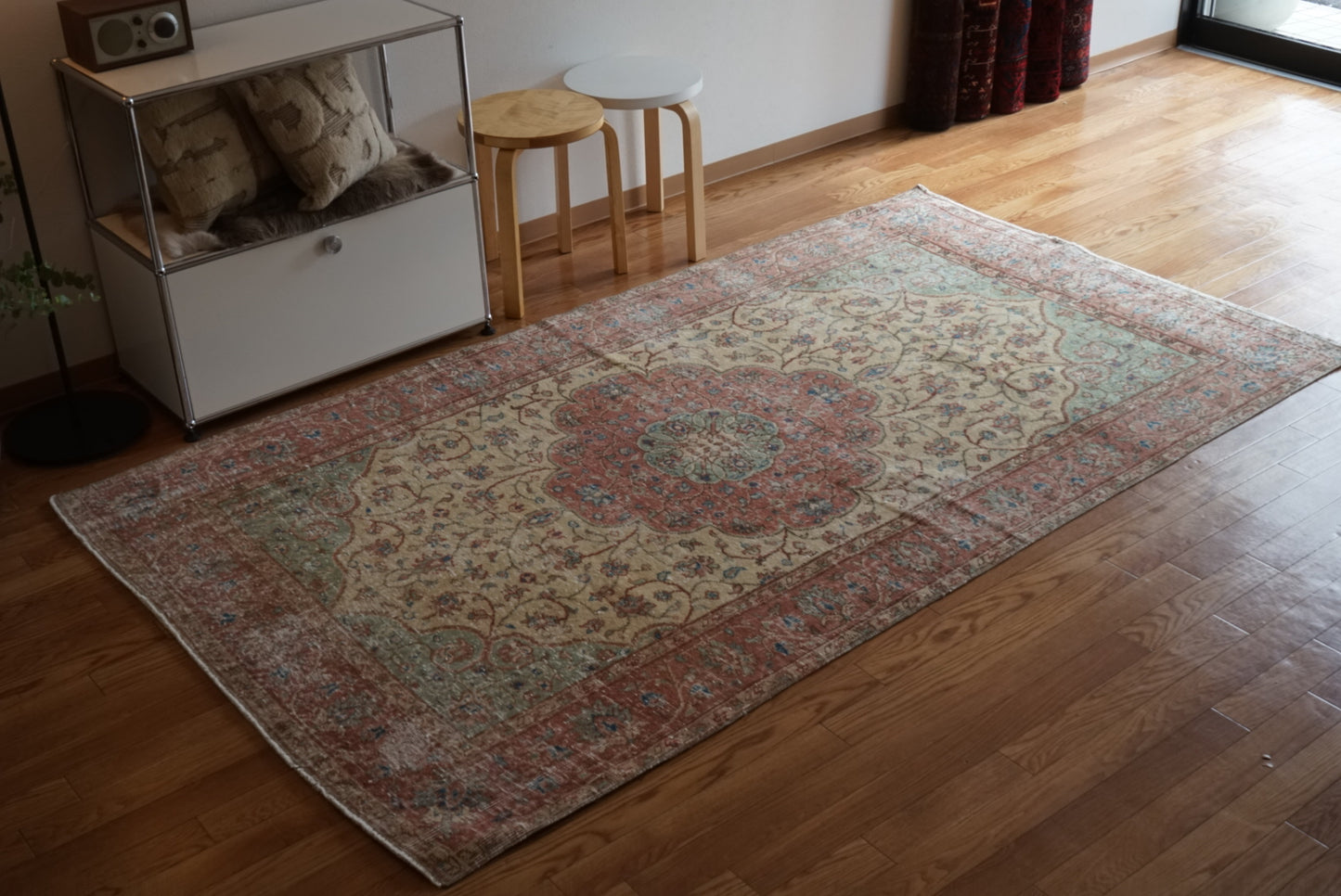 Türkiye Old Isparta Beige , Red , Green Medallion 1960年代 244 × 142 cm No.TR25455