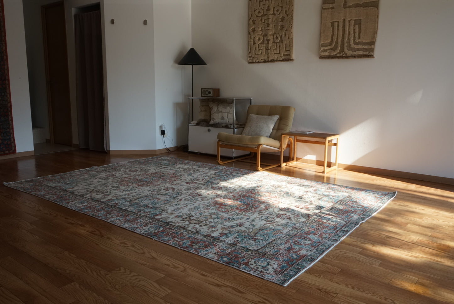 Türkiye Old Isparta Beige , Bric Red , Saxe Blue Flower 1970年代 286 × 189 cm No.TR25506 / 国内送料無料・羊毛手織り絨毯