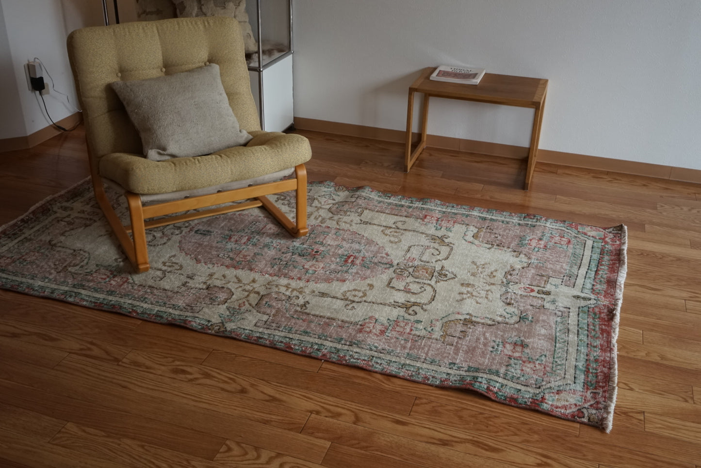 Türkiye Old Isparta Beige , Pink , Green Flower Garden 1970年代 208 × 113 cm No.TR25509 / 国内送料無料・羊毛手織り絨毯