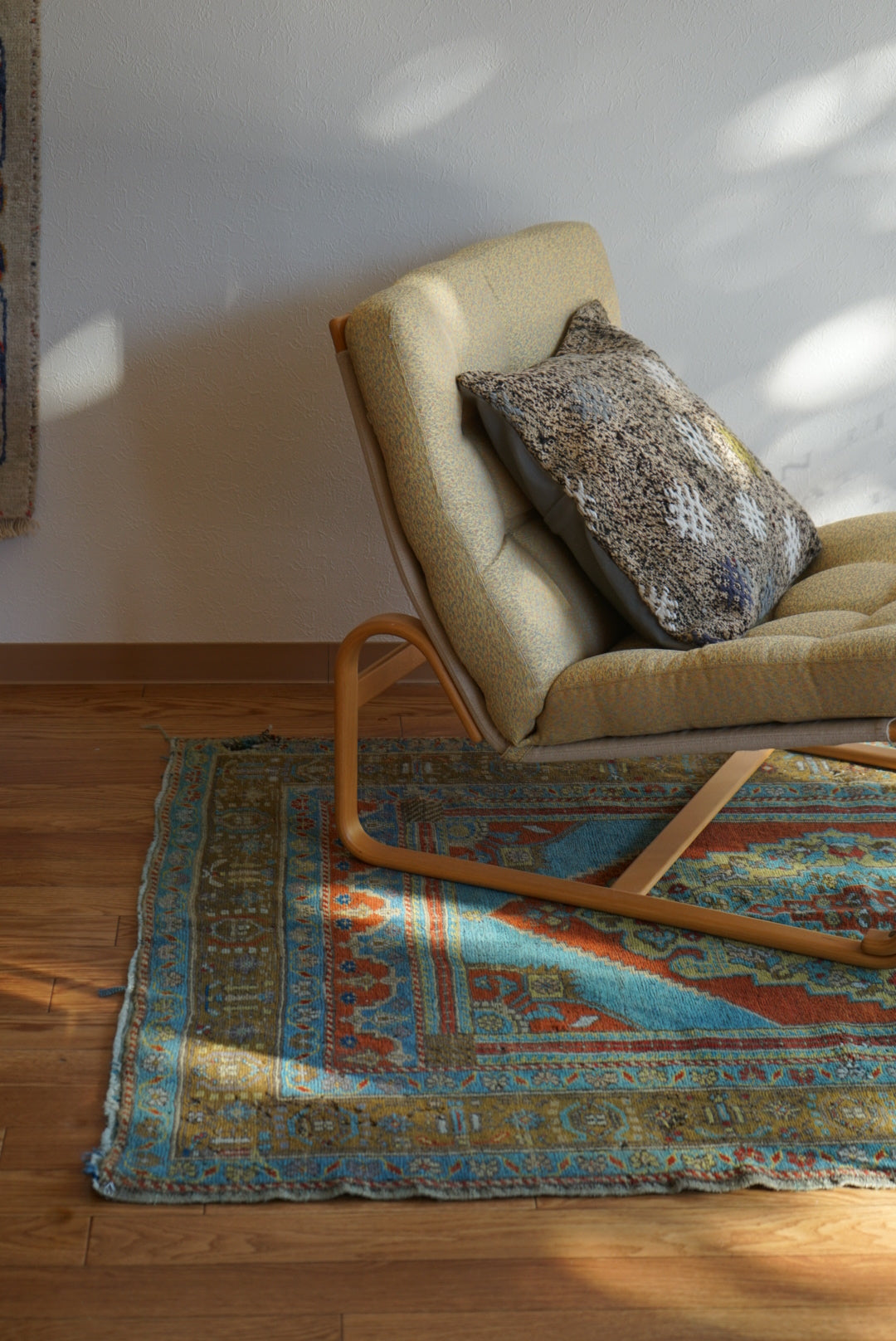 Türkiye Old Kilim Cushion Cover Mix Color Beige , Black , Charm Design 47 × 46 cm No.TR25465 / 国内送料無料・羊毛手織りキリム