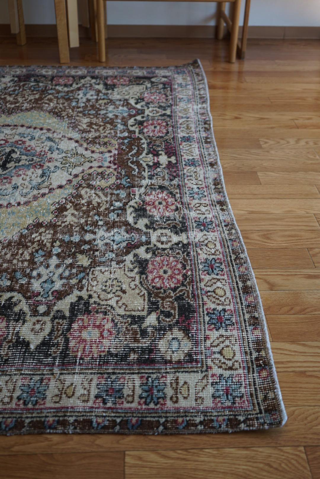 Türkiye Old Oushak Flower Medallion Black Butterfly 1970年代 263 × 176 cm No.TR25402