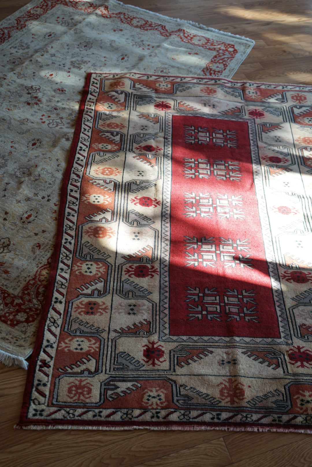 Türkiye Old Anatoria Beige , Red 1960年代 222 × 136 cm No.TR25551 / 国内送料無料・羊毛手織り絨毯