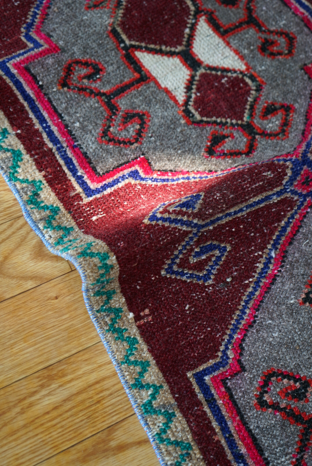 Türkiye Old Oushak Red , Green 1970年代 110.5 × 52 cm No.TR25541 / 国内送料無料・羊毛手織り絨毯