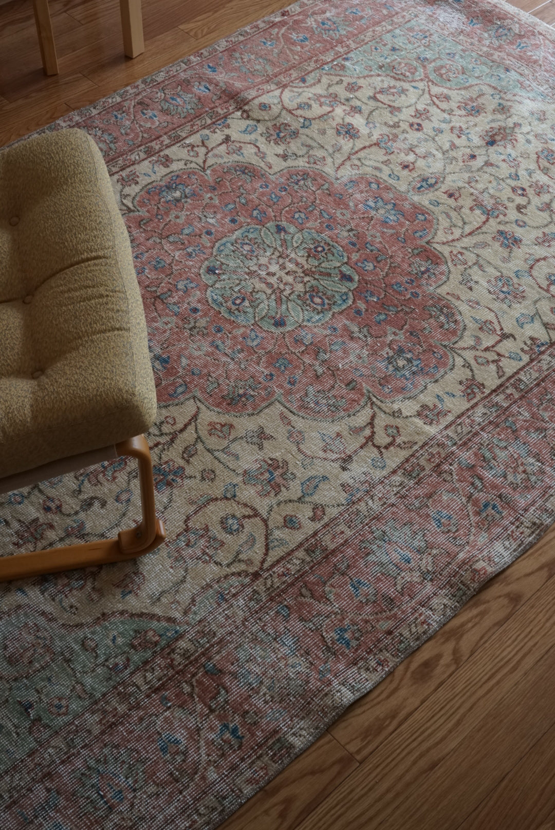 Türkiye Old Isparta Beige , Red , Green Medallion 1960年代 244 × 142 cm No.TR25455