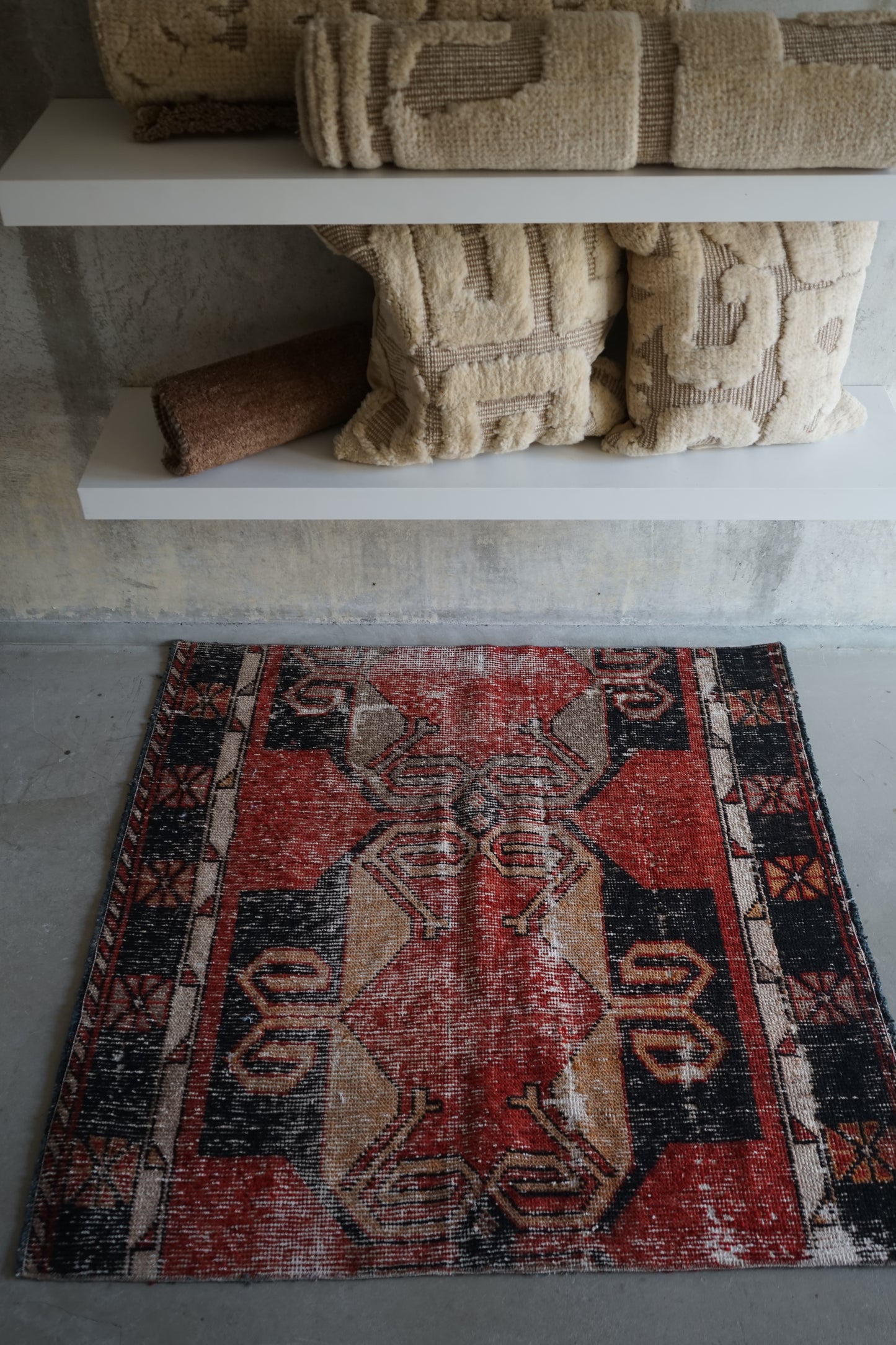 Türkiye Old Oushak Red Small Size 1970年代 103.5 × 102.5 cm No.TR25222