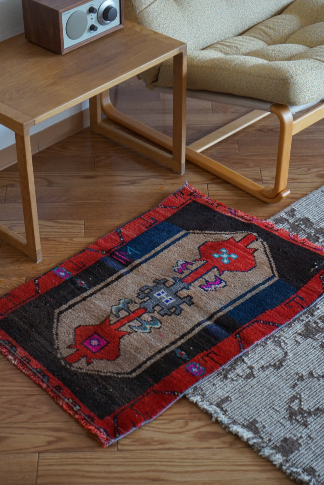 Türkiye Old Oushak Red , Beige , Black 1970年代 72.5 × 52 cm No.TR25545 / 国内送料無料・羊毛手織り絨毯