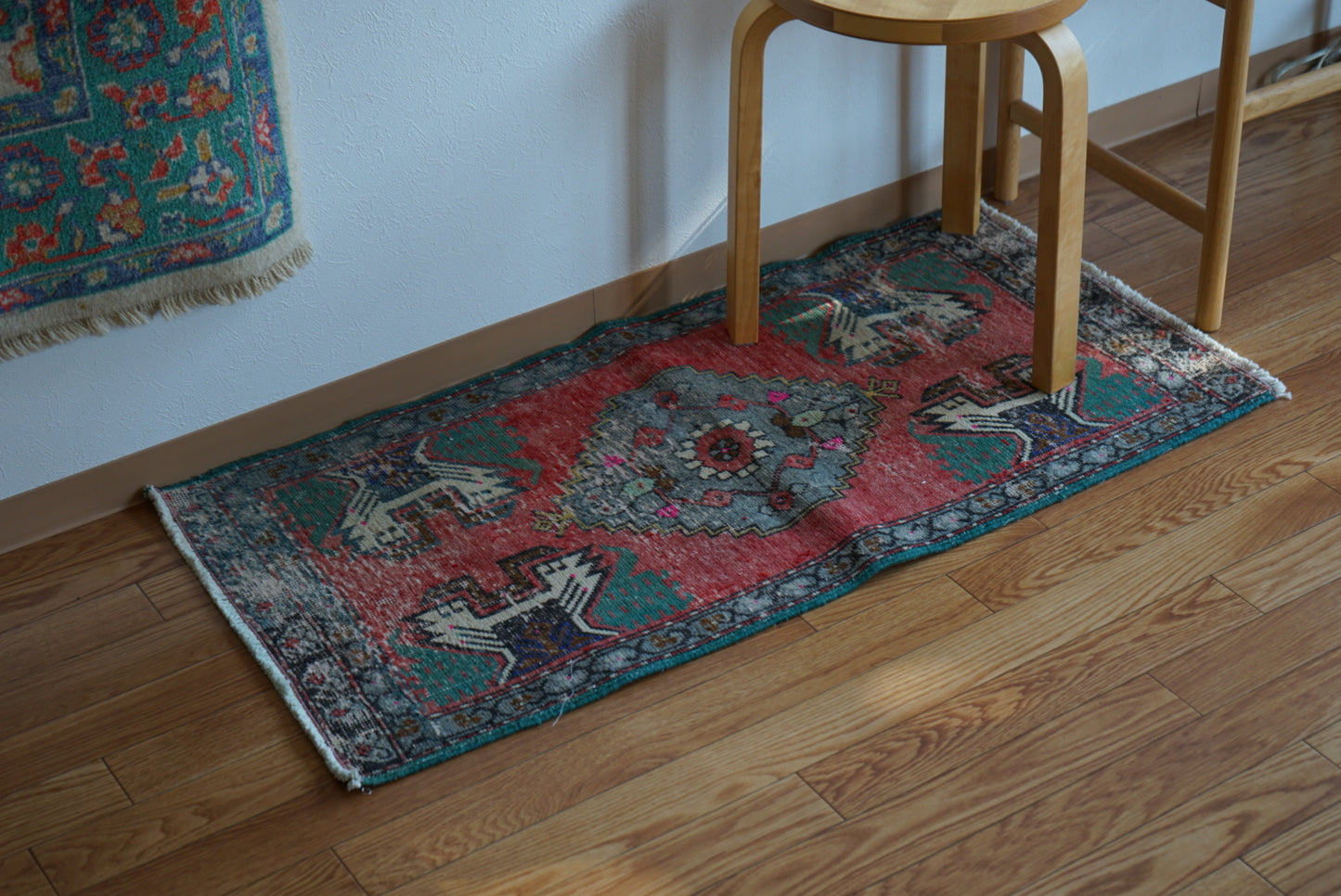 Türkiye Old Oushak Red , Green Flower 1970年代 109 × 54 cm No.TR25540 / 国内送料無料・羊毛手織り絨毯