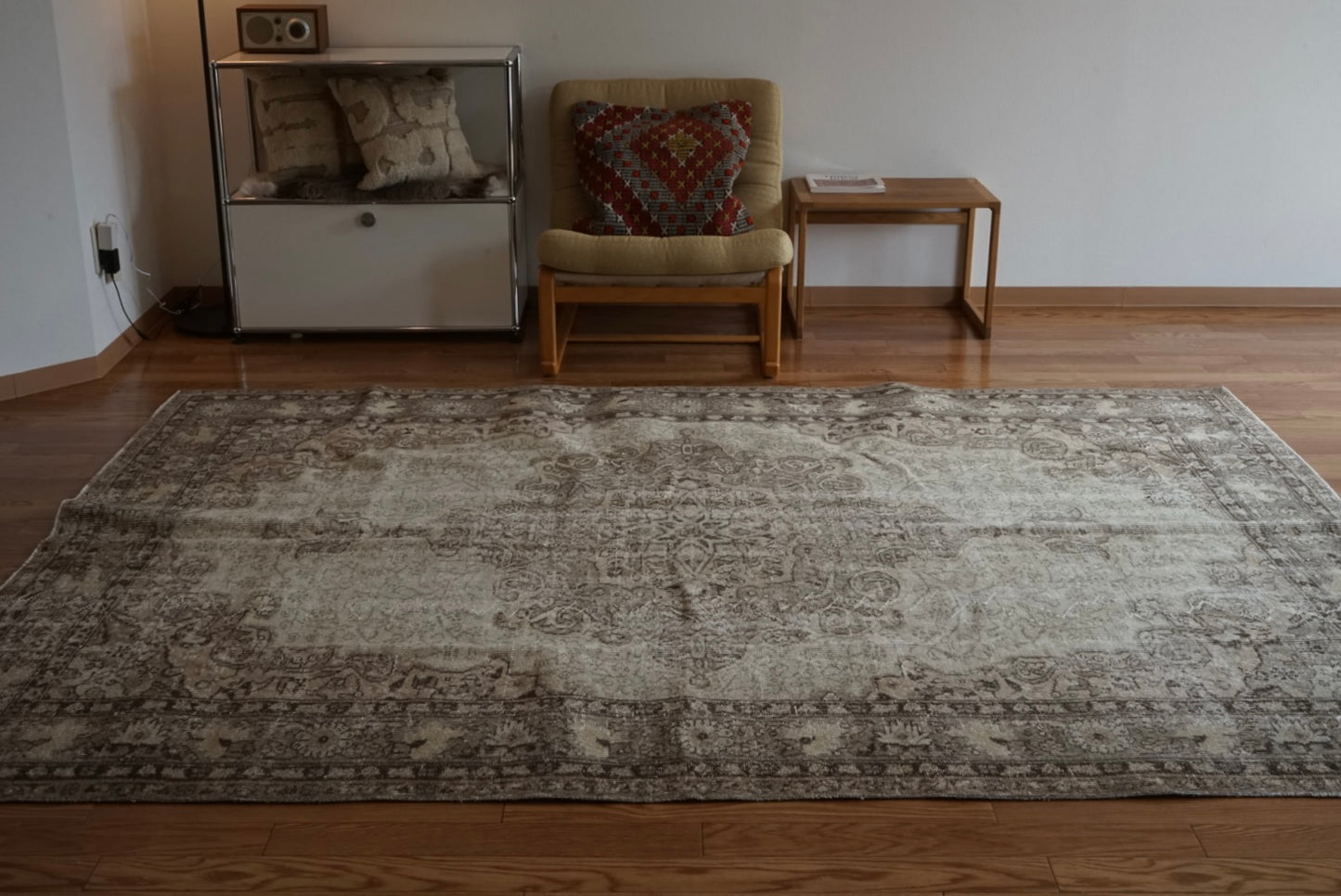 Türkiye Old Isparta Medallion Beige , Glay 1960年代 255.5 × 184 cm No.TR25491 / 国内送料無料
