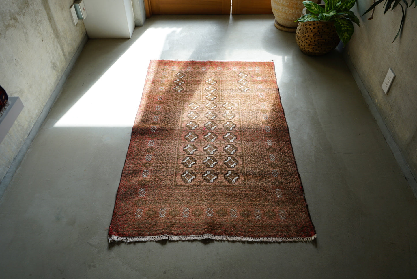 AFGHANISTAN OLD BALUCH PRAYER RUG 1970年代 138 × 88 cm