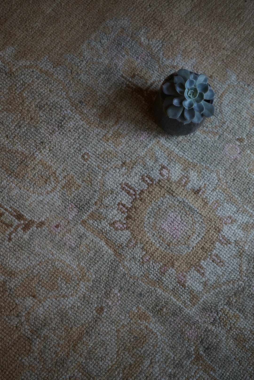 Türkiye Old Oushak Beige Medallion Flower Small size 1970年代 129 × 106 cm No.TR25238