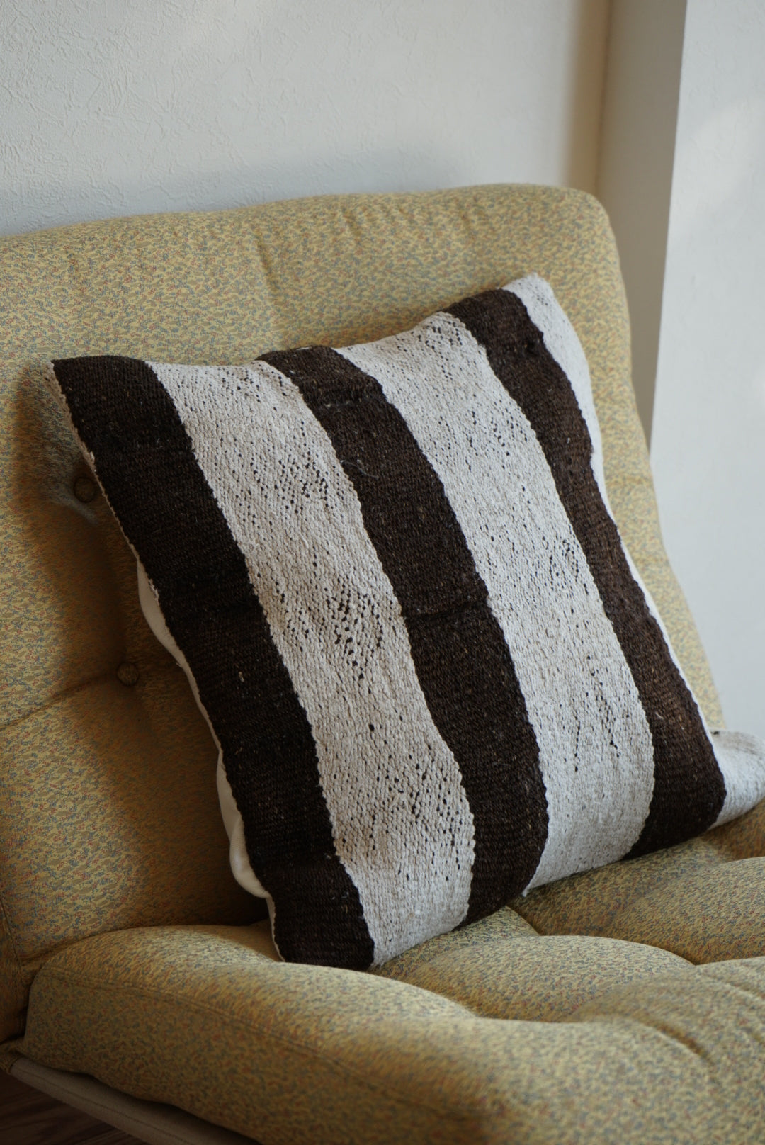 Türkiye Old Kilim Cushion Cover Brown , White Stripe Design 45 × 45 cm No.TR25554 / 送料無料・羊毛手織りキリム