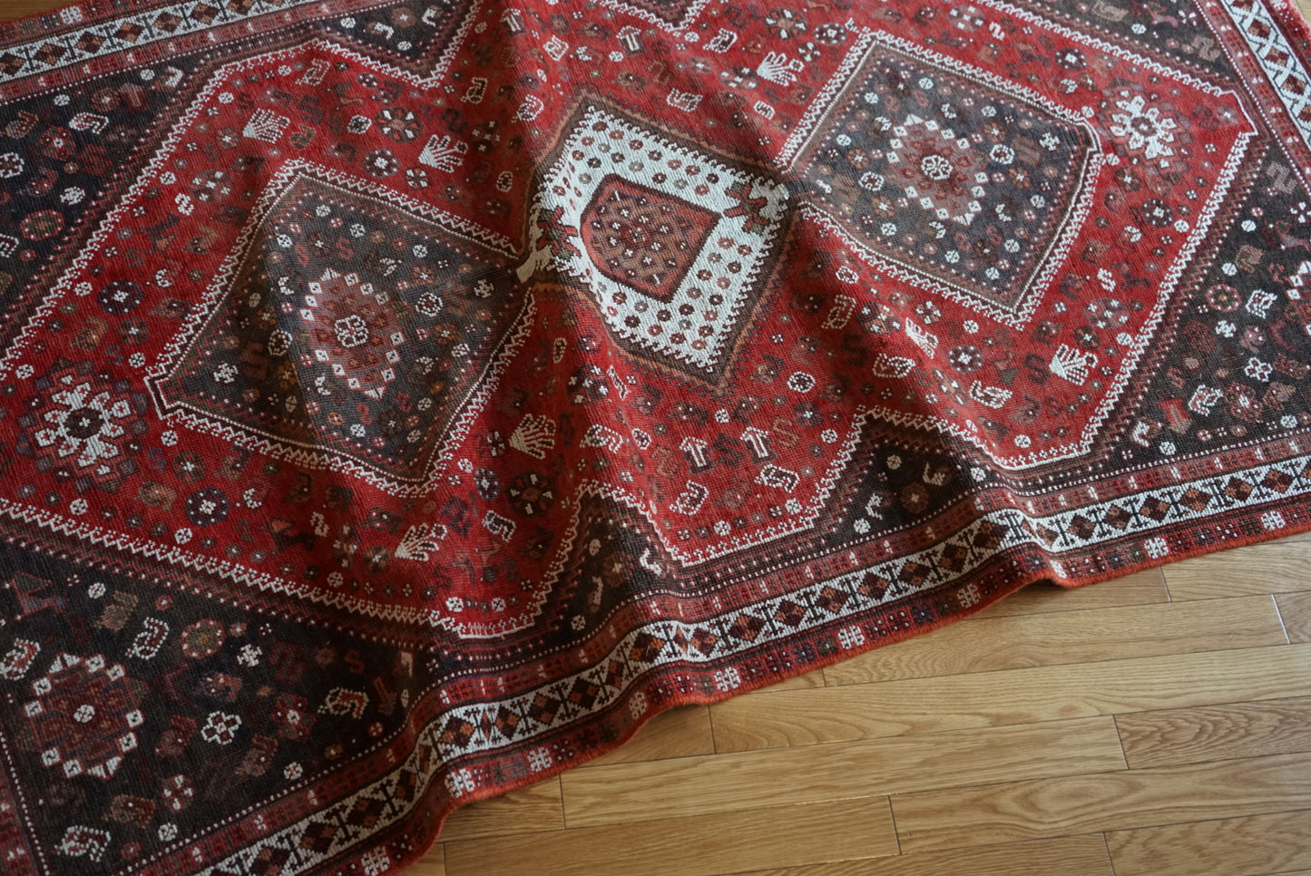 店頭販売 Türkiye Old Persia Design Red , Black 1960年代 263 × 145 cm No.TR25515 / 国内送料無料・羊毛手織り絨毯