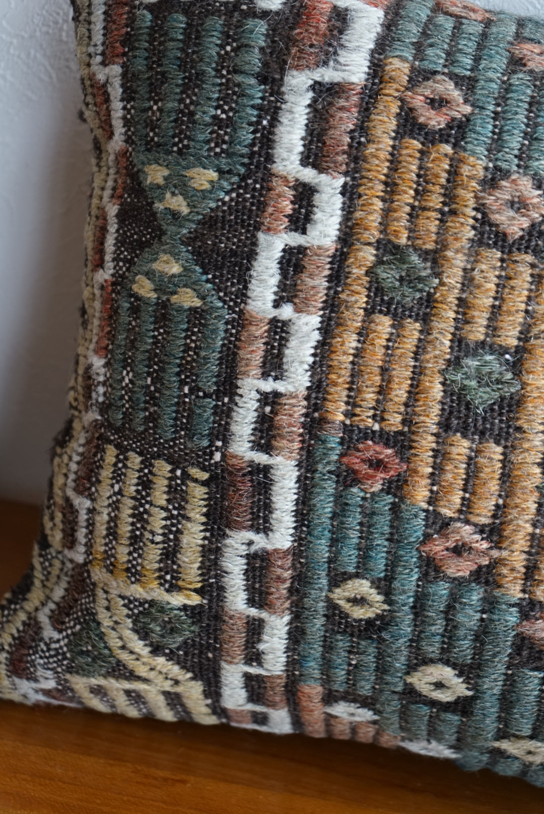 Türkiye Old Kilim Cushion Cover Bronz , Green , White Mix Color Tribal Design 38 × 38 cm No.TR25527 / 国内送料無料・羊毛手織りキリム
