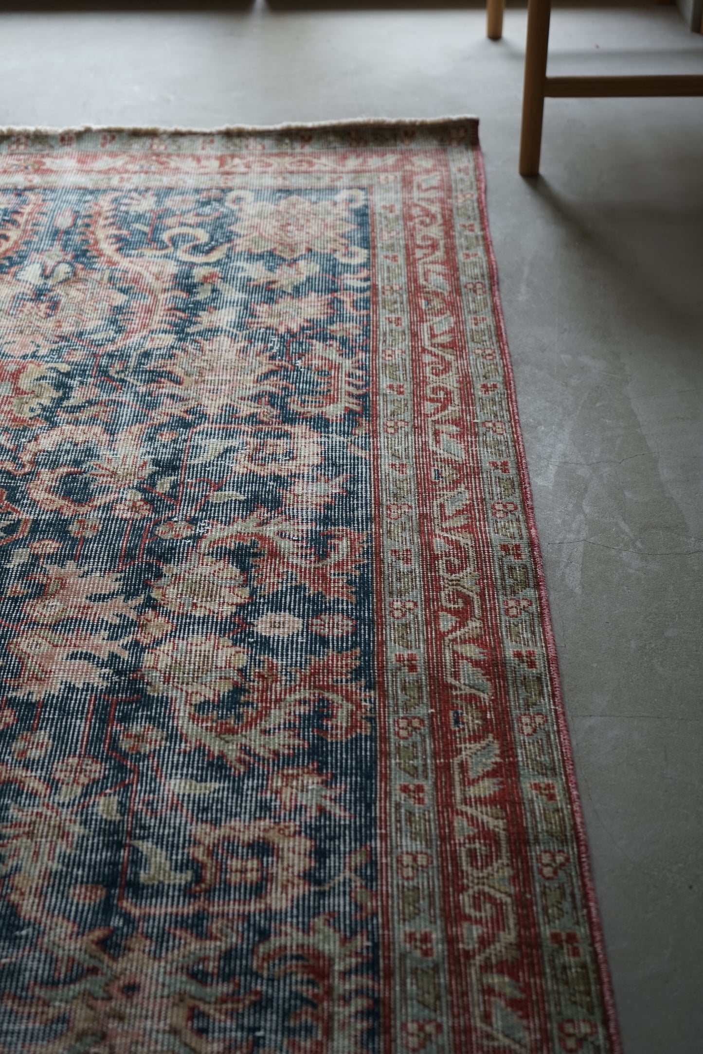 TURKEY OLD ISPARTA NAVY FLORAL 1970年代 207 × 114 cm No.TR25176