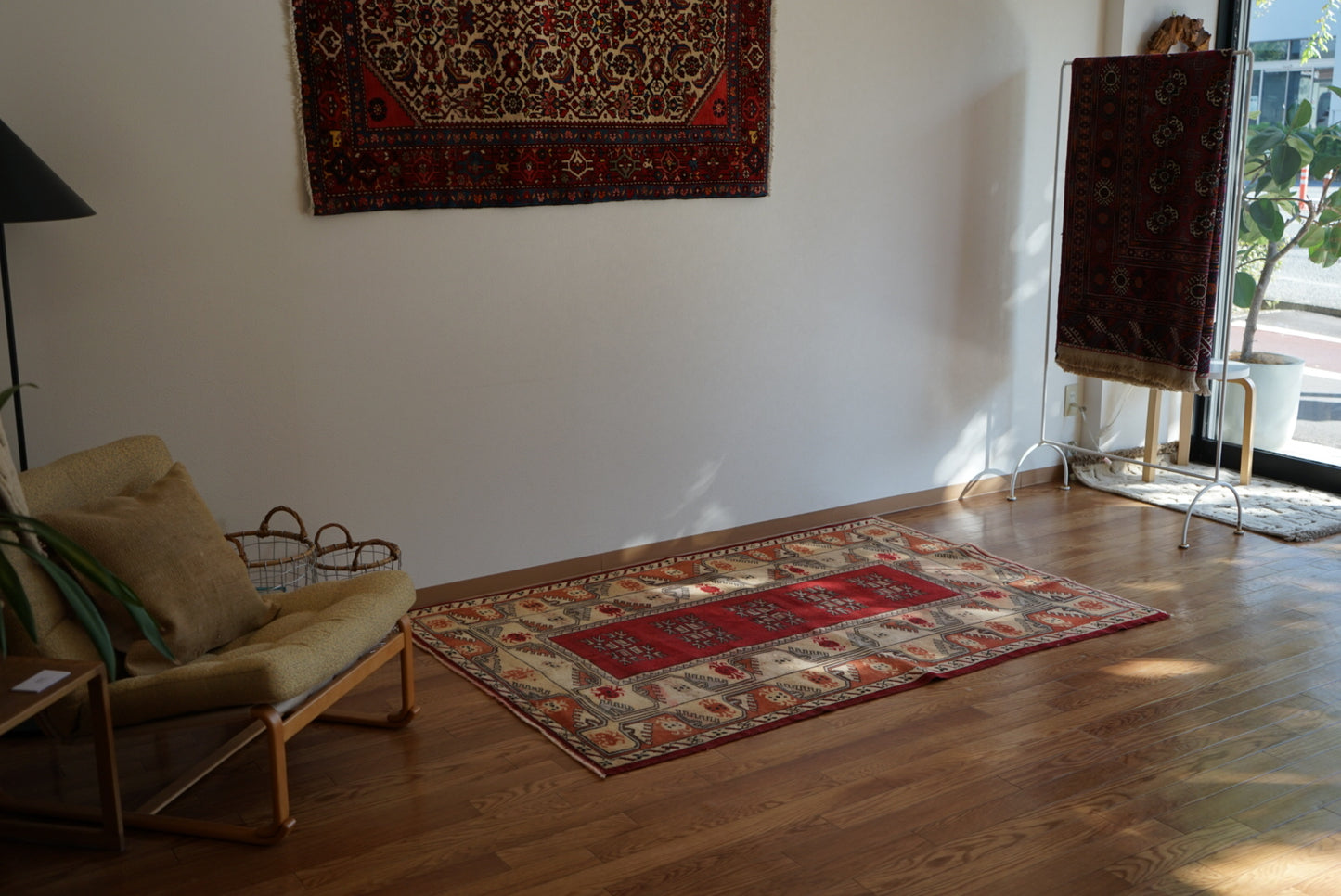 Türkiye Old Anatoria Beige , Red 1960年代 178 × 123 cm No.TR25552 / 国内送料無料・羊毛手織り絨毯