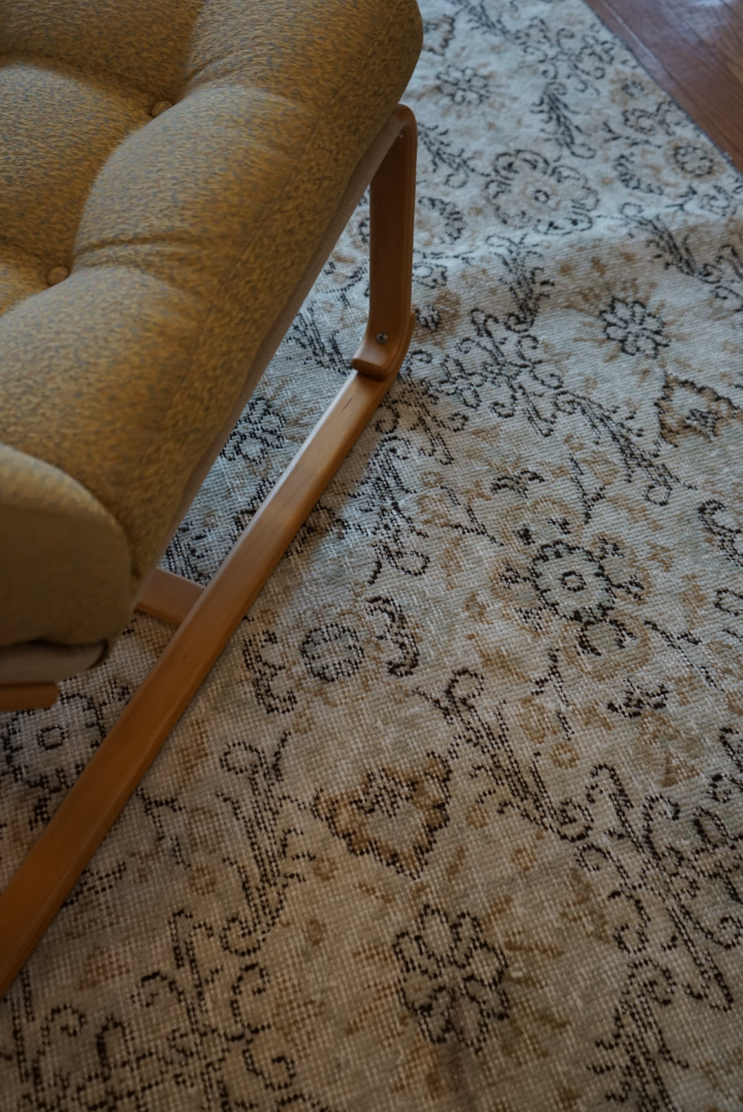 Türkiye Old Isparta Pale Blue , Gold Flower 1970年代 234 × 133 cm No.TR25516 / 国内送料無料・羊毛手織り絨毯