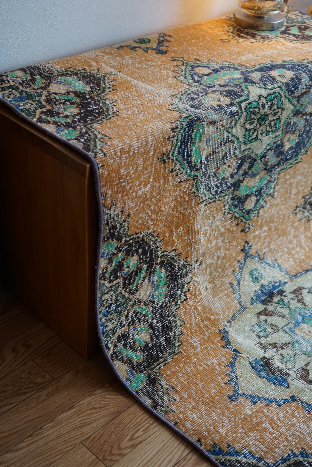 Türkiye Old Isparta Orange Flower 1970年代 186 × 97 cm No.TR25517 / 国内送料無料・羊毛手織り絨毯