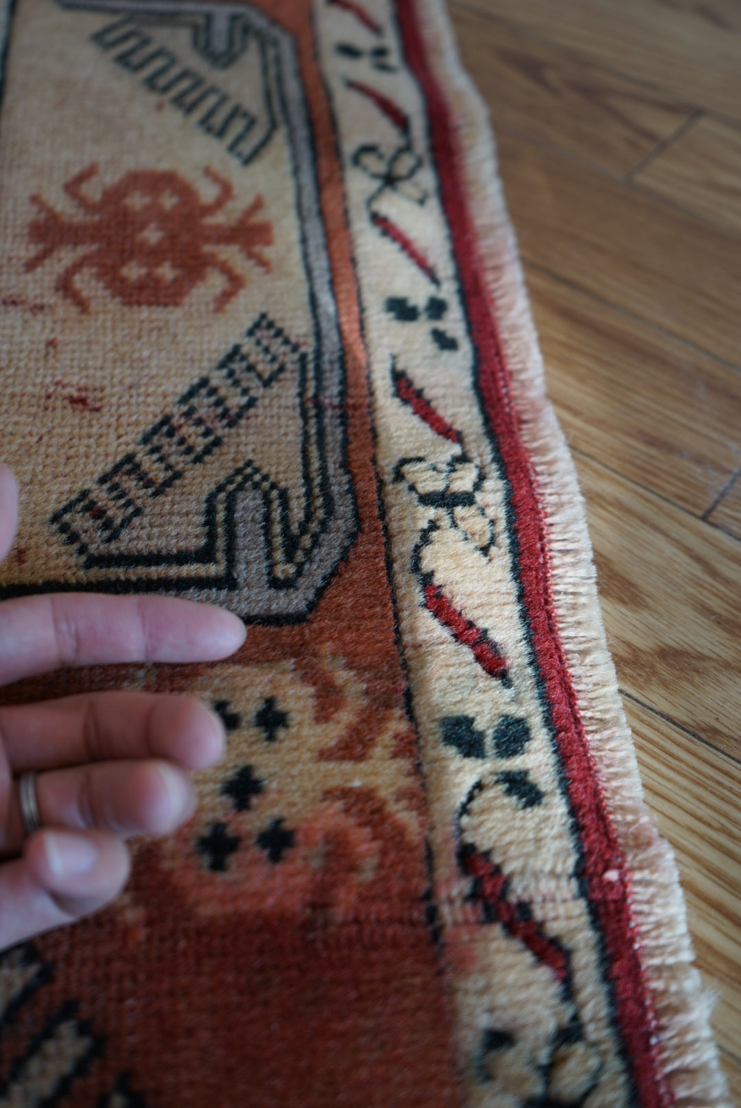 Türkiye Old Anatoria Beige , Red 1960年代 178 × 123 cm No.TR25552 / 国内送料無料・羊毛手織り絨毯