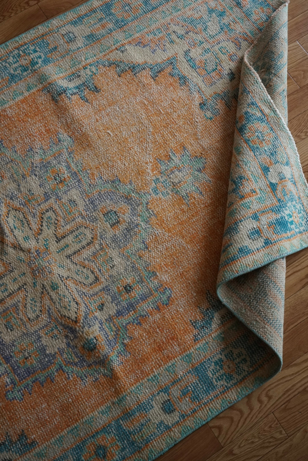 Türkiye Old Isparta Beige , Orange , Blue , Green Flower Medallion 1970年代 232 × 132 cm No.TR25510 / 国内送料無料・羊毛手織り絨毯