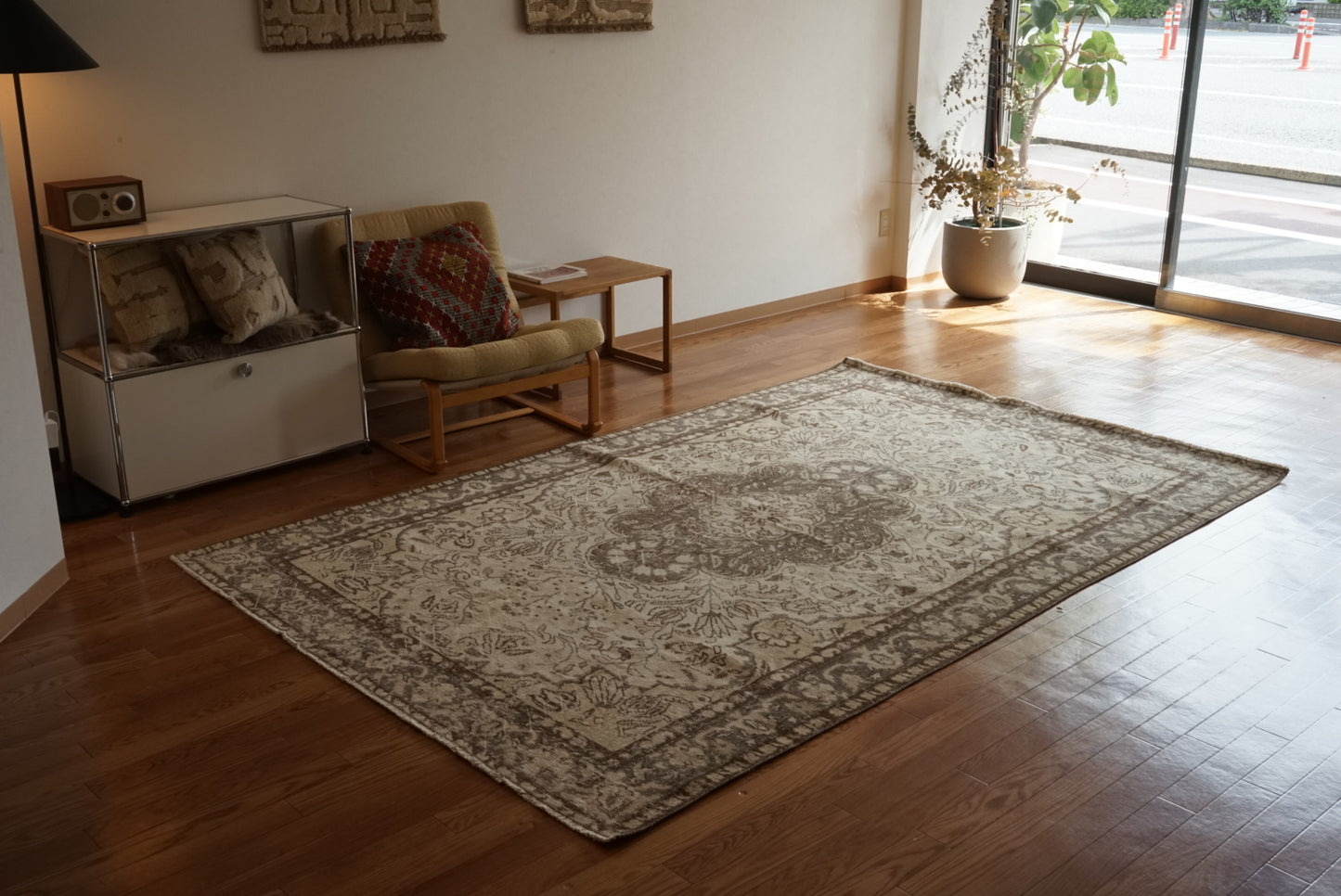 Türkiye Old Isparta Medallion Beige , Glay 1960年代 260.5 × 164 cm No.TR25492 / 国内送料無料