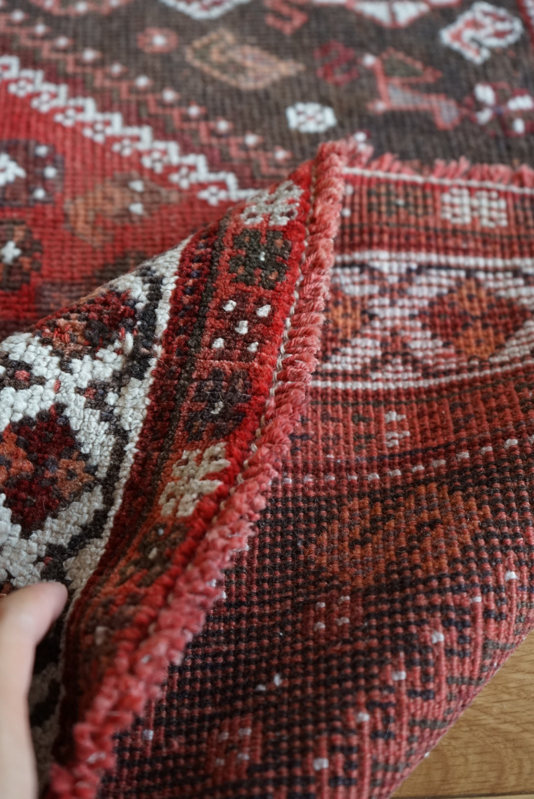 店頭販売 Türkiye Old Persia Design Red , Black 1960年代 263 × 145 cm No.TR25515 / 国内送料無料・羊毛手織り絨毯